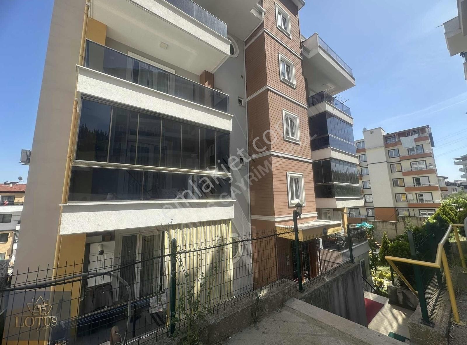 İzmit Boğazova Caddesi Site İçi 2+1 Ara Kat Satılık Daire
