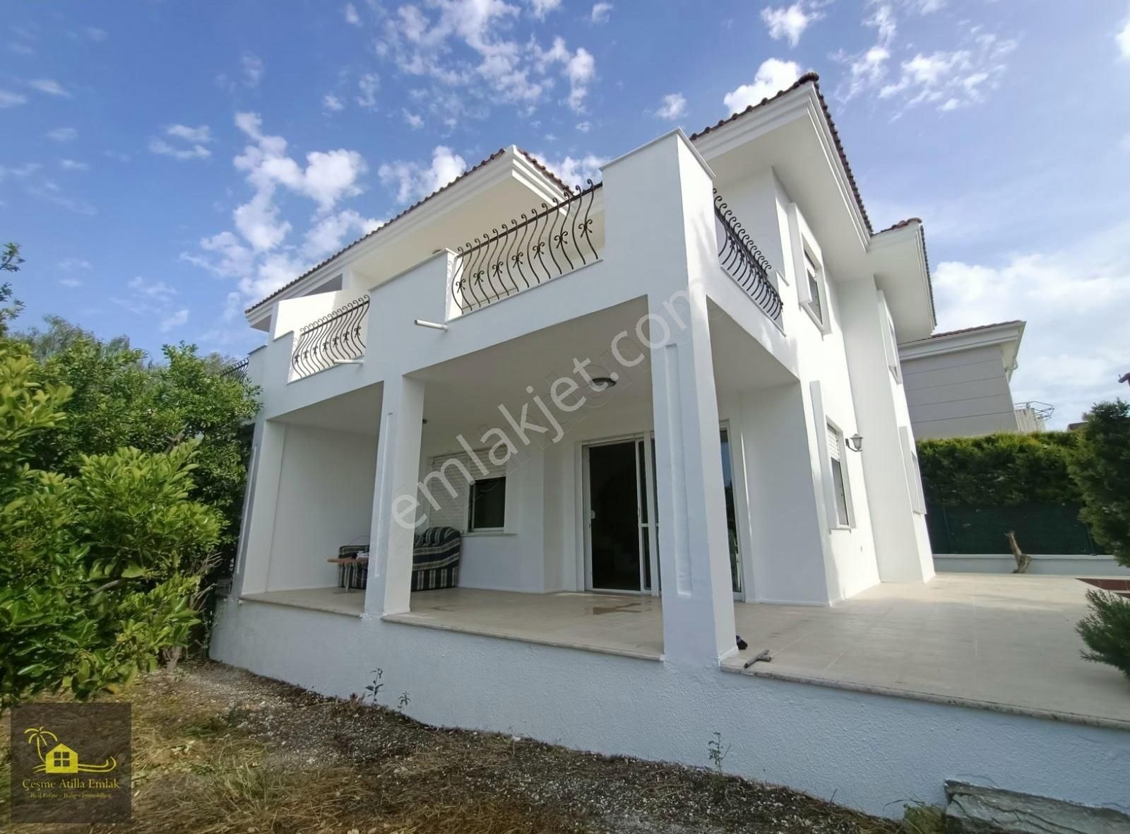 Alaçatı'da Eşyalı Kiralık Dubleks Villa Atilla Emlak