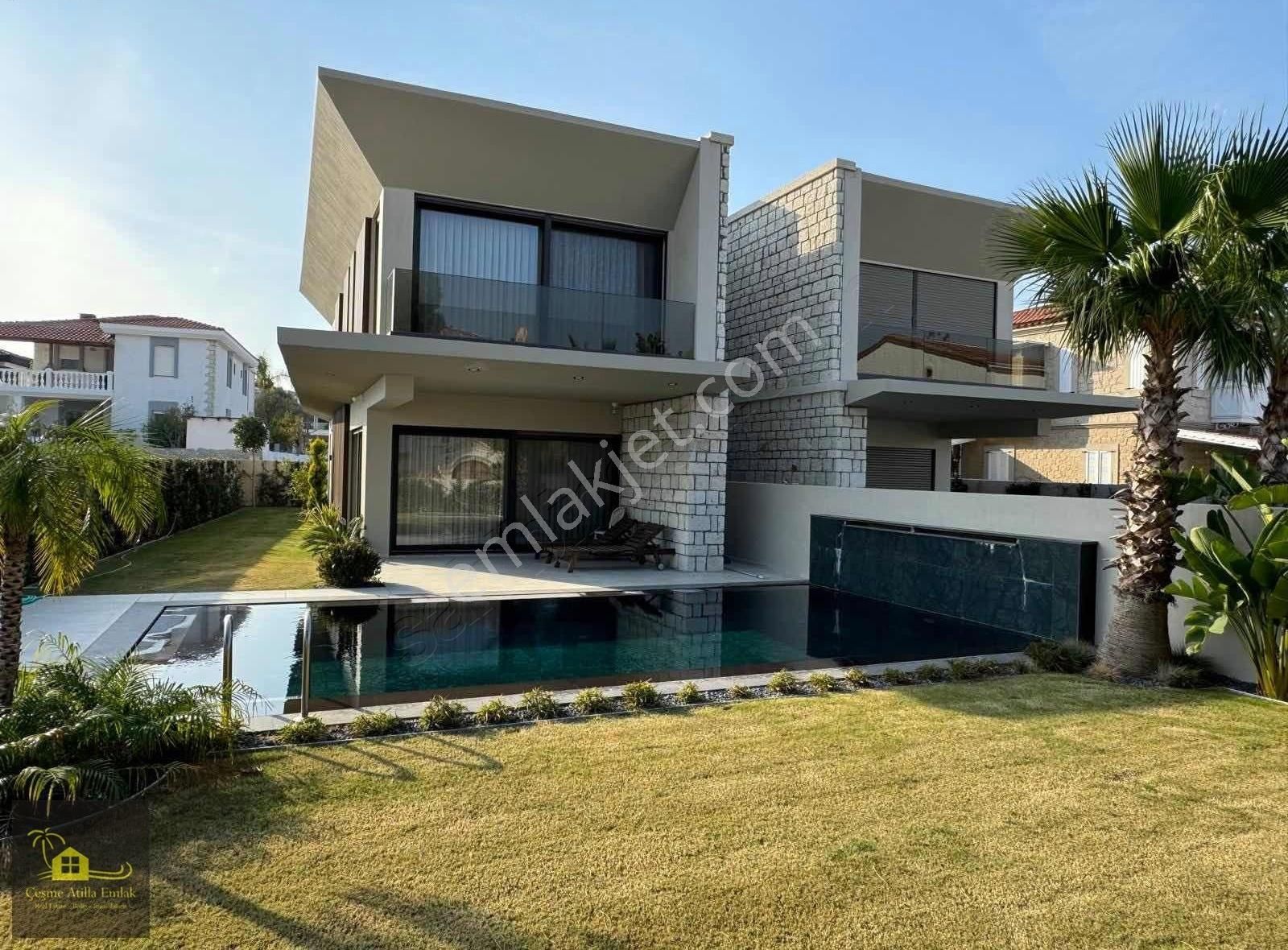 Alaçatı'da Satılık Ultra Lüx 5+2 Villa Atilla Emlak