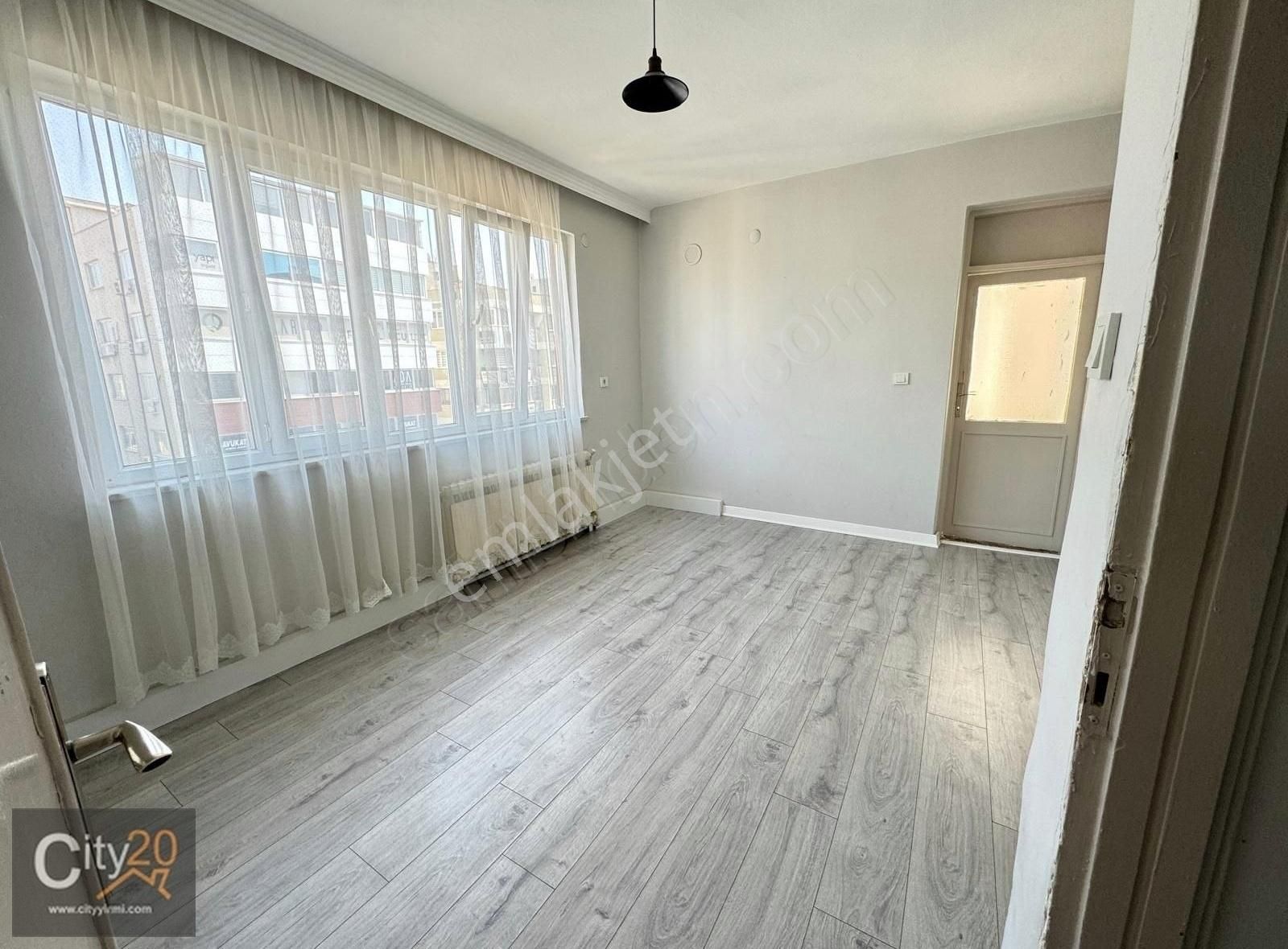 Saltak Caddesinde 145m2 3+1 Ana Cadde'de Satılık Daire
