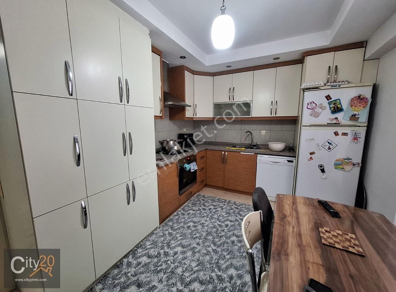 Sırakapılar Mahallesinde 145m2 3+1 Cad. Üstü Fırsat Daire