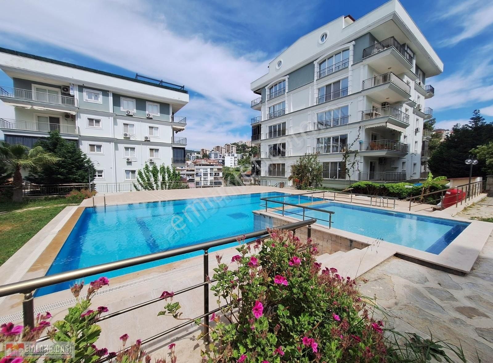 Kuşadası'nda Elit Bir Sitede Deniz Manzaralı Satılık Çatı Dublex