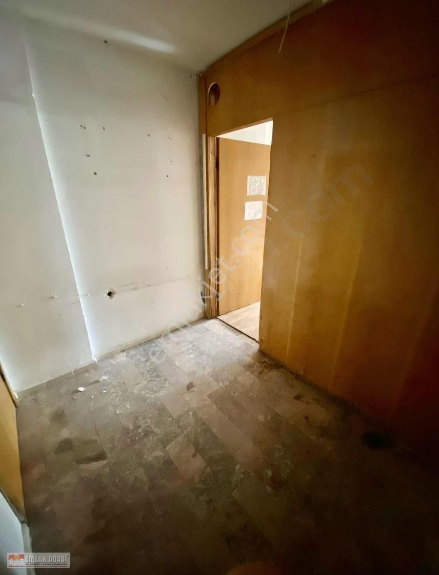 Kuşadası Çarşı İşlek Cadde Üzeri Tabela Değeri Yüksek Ofis