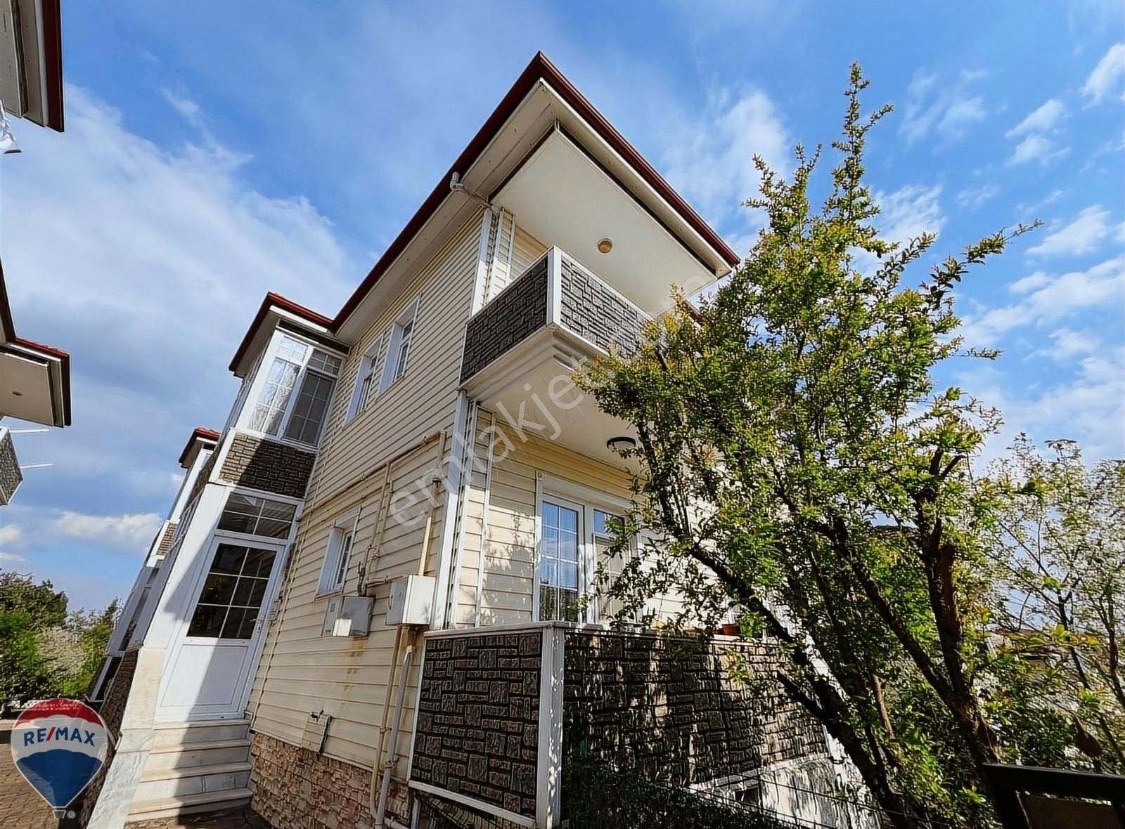 Remax Mavi'den Serdivan'da Satılık 5+2 Villa