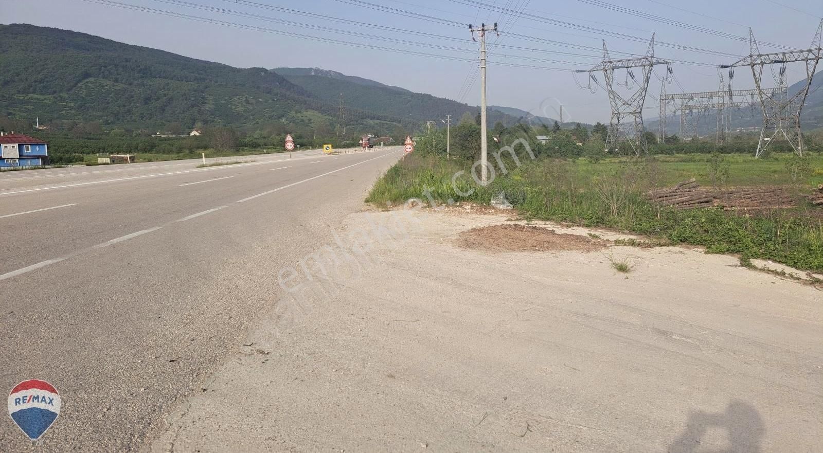Remax Mavi'den Dokurcun Asfalt Yol Cepheli,1.424 M² İmarlı Arsa