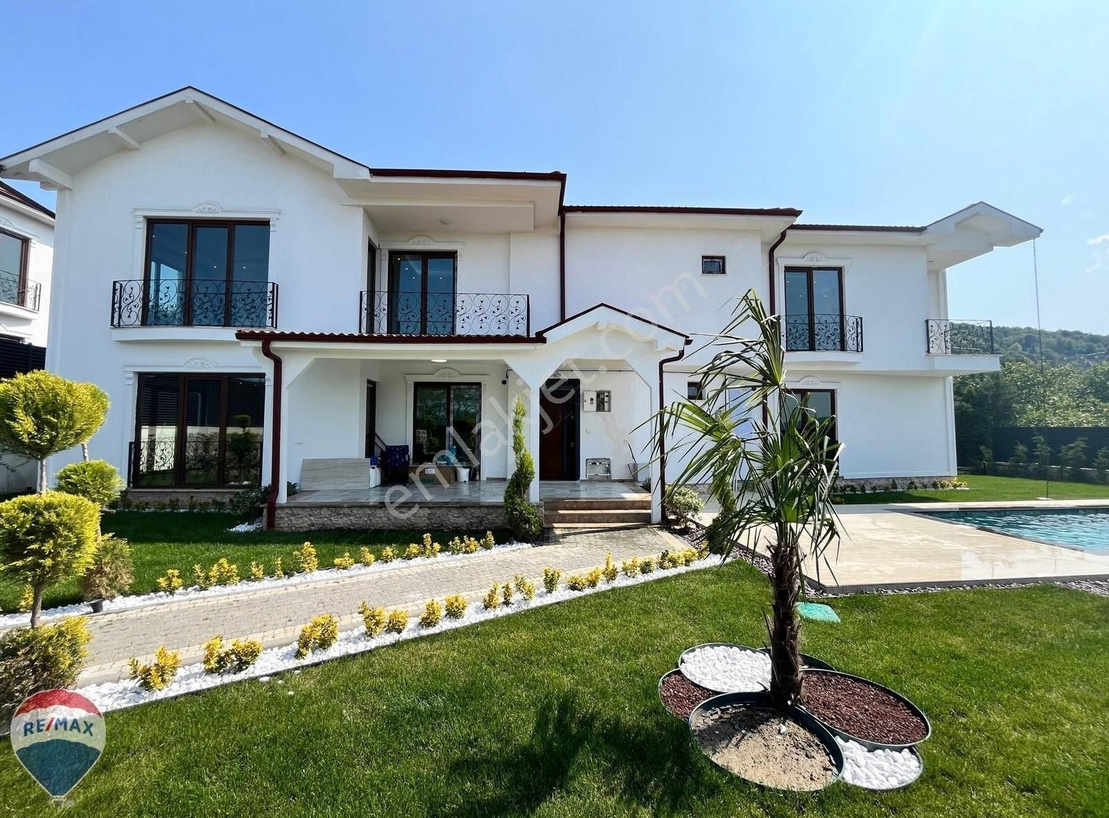 Remax Maviden Göl Manzaralı Havuzlu Müstakil 4+1 240 M2 Villa