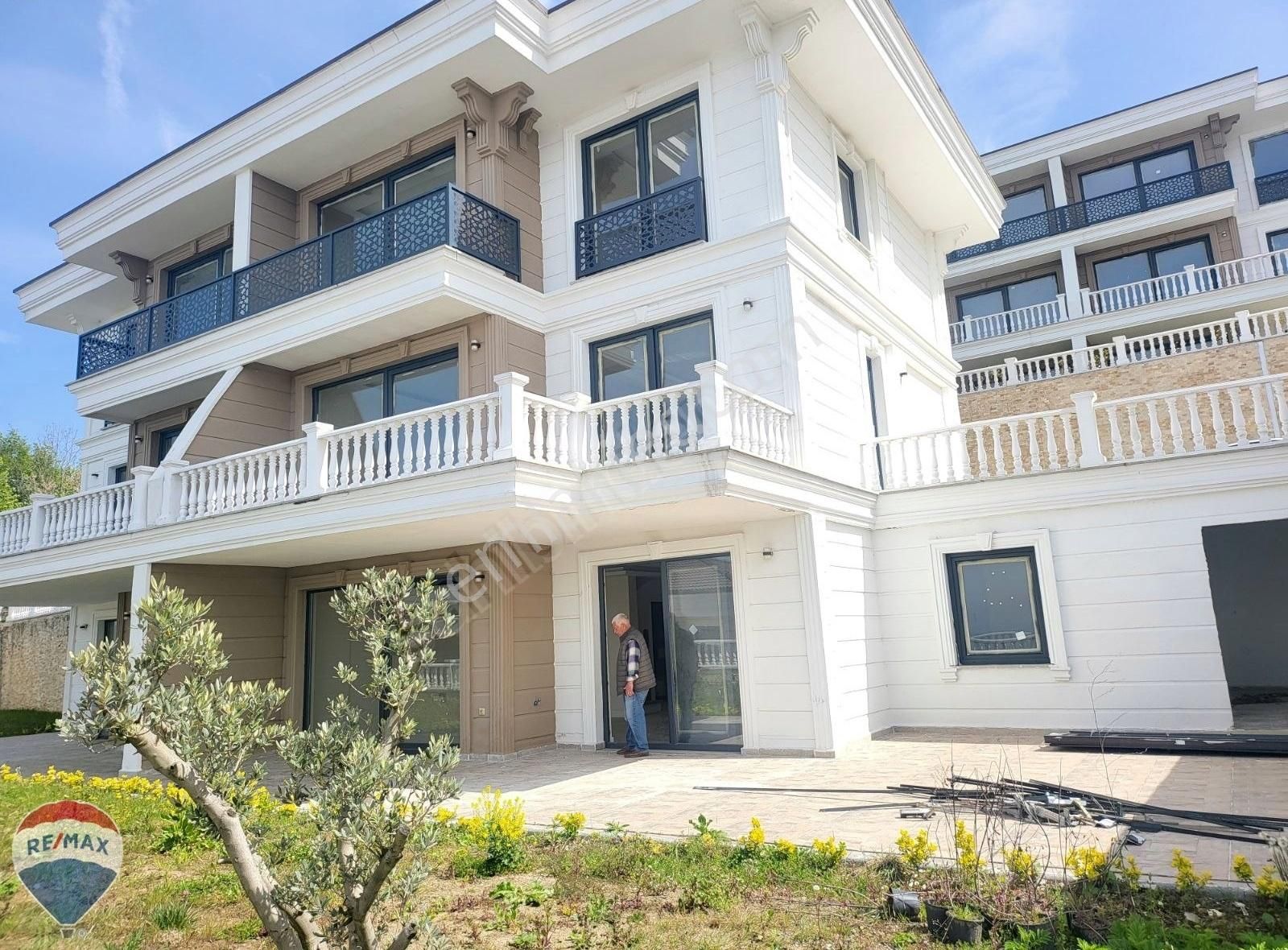 Remax Hikmet Başer Göl Manzaralı, 430 M2 Satılık Tripleks Villa