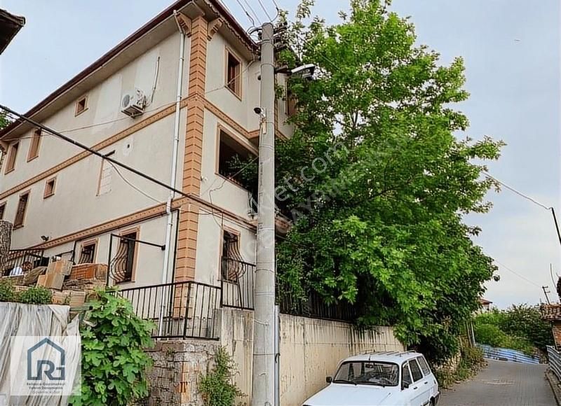 Fırsat! İzmit'te Muhteşem Deniz Manzaralı 3 Katlı Müstakil Ev