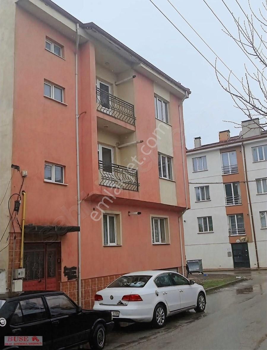 Sütlüce'de Cuma Pazarı Yakınında Kiralık 2+1 Daire
