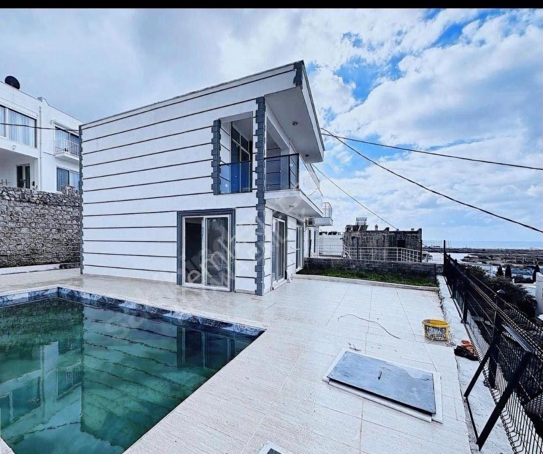 Dyk Est Emlaktan Kayacık Eska Evlerinde Full Tadilatlı Havuzlu Satılık Villa