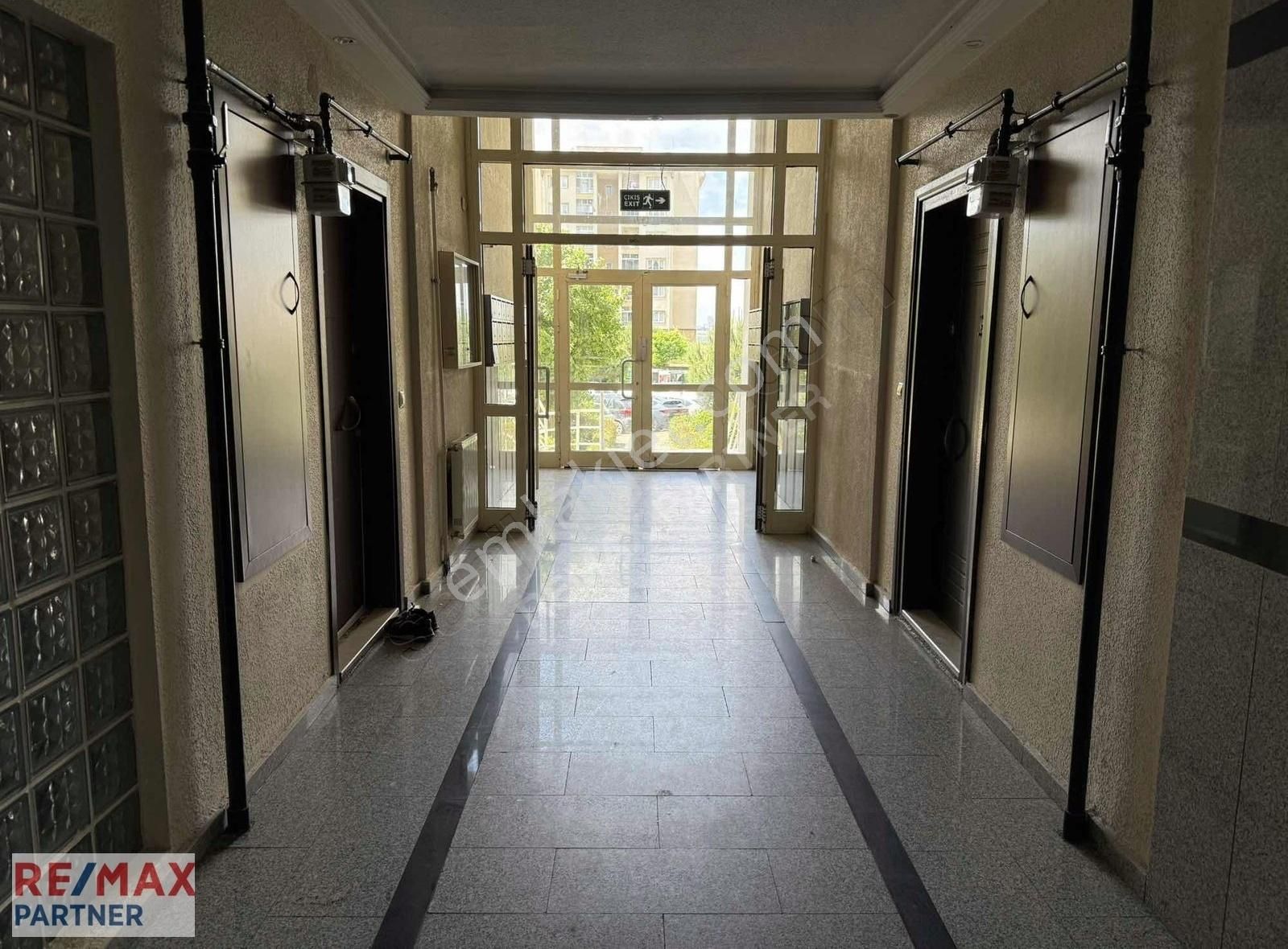Remax'dan Küçükçekmece Göl Konutları 3+1 Güney Cephe Kiralık