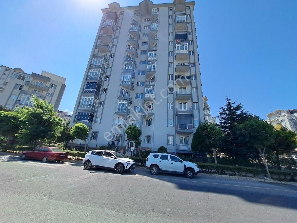 Polat Emlak'dan...iyi Konum_ Cadde Üzeri_ 170 M2 - Boş 3+1 Daire