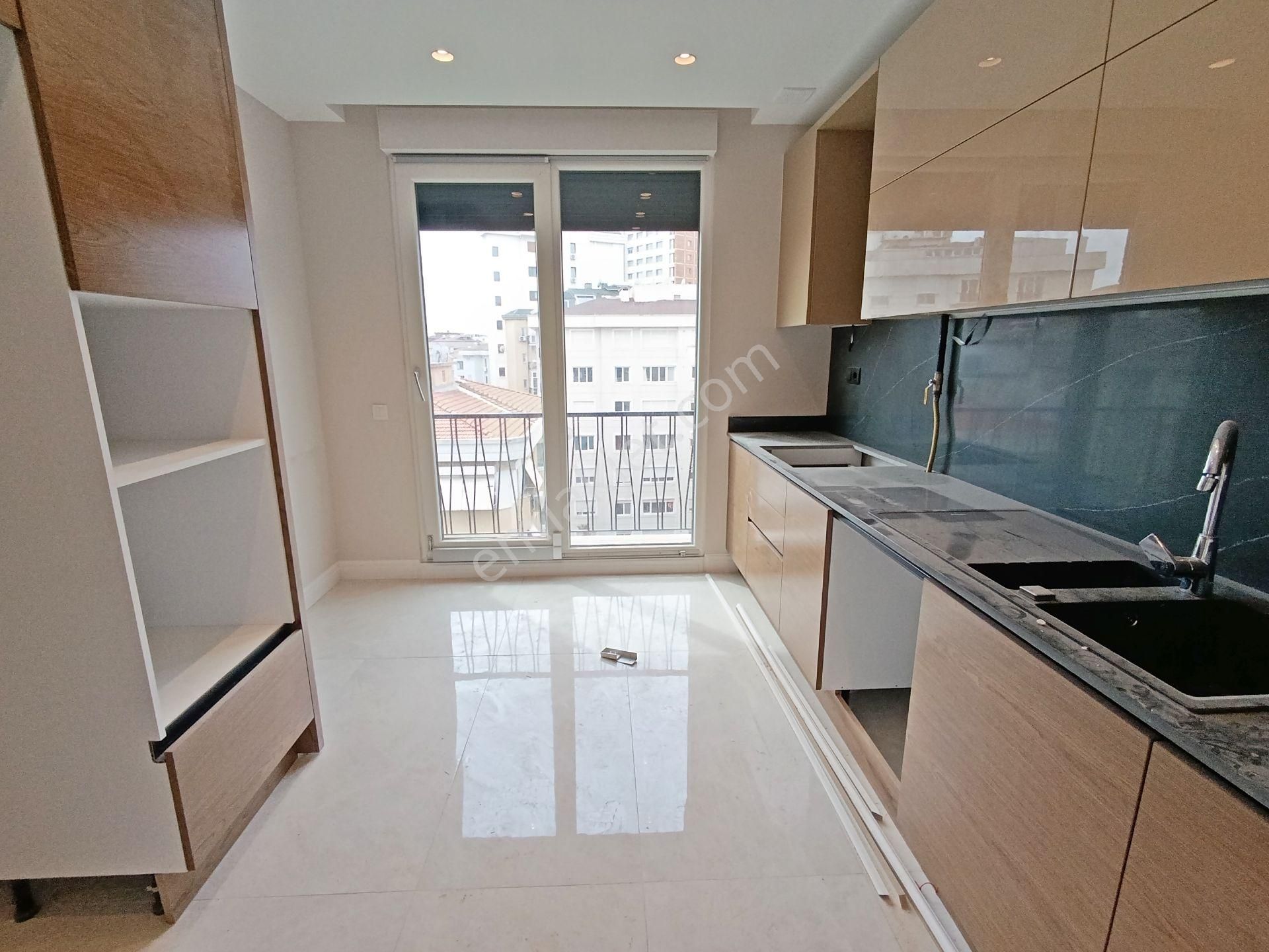 Kalamış Sahile Yakın Güvenlikli Sitede 3+1 Balkonlu Sıfır Daire Emlak Masası