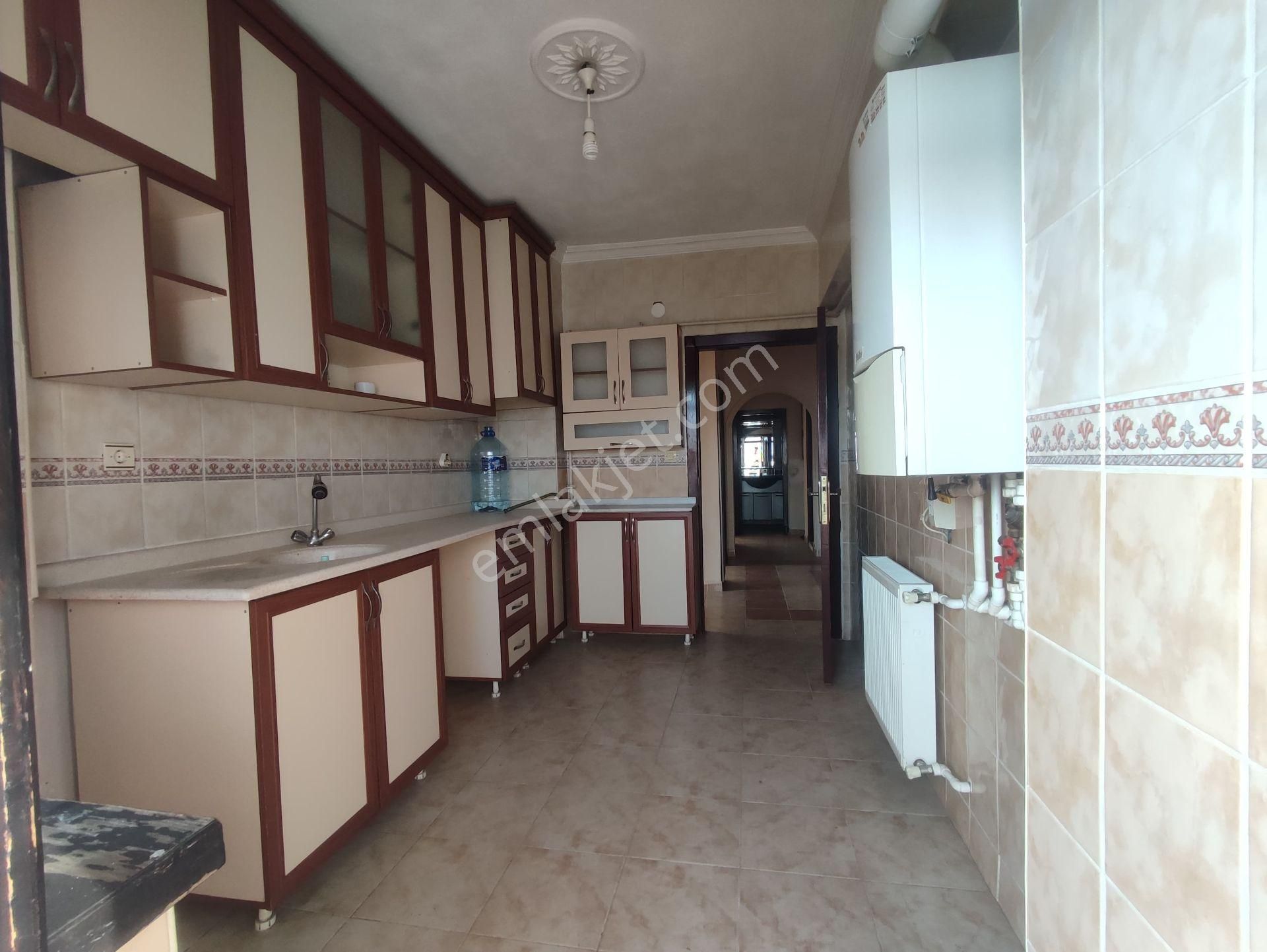 Yılmaz Gayrımenkulden Ful Yapılı Masrafsız Geniş Yapılı 3+1 Cadde Üzeri Satılık Daire