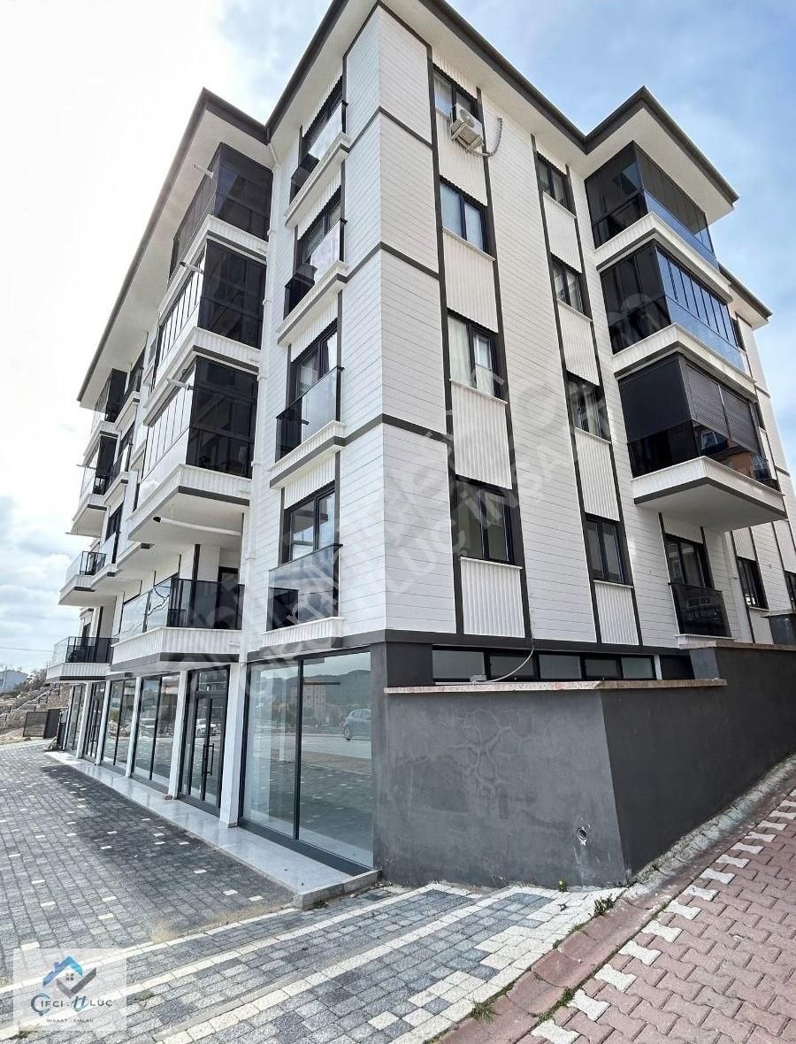 Çifci Uluç'tan Ayvacık'ta Satılık 3+1 Daire Ve 250m² Dükkan