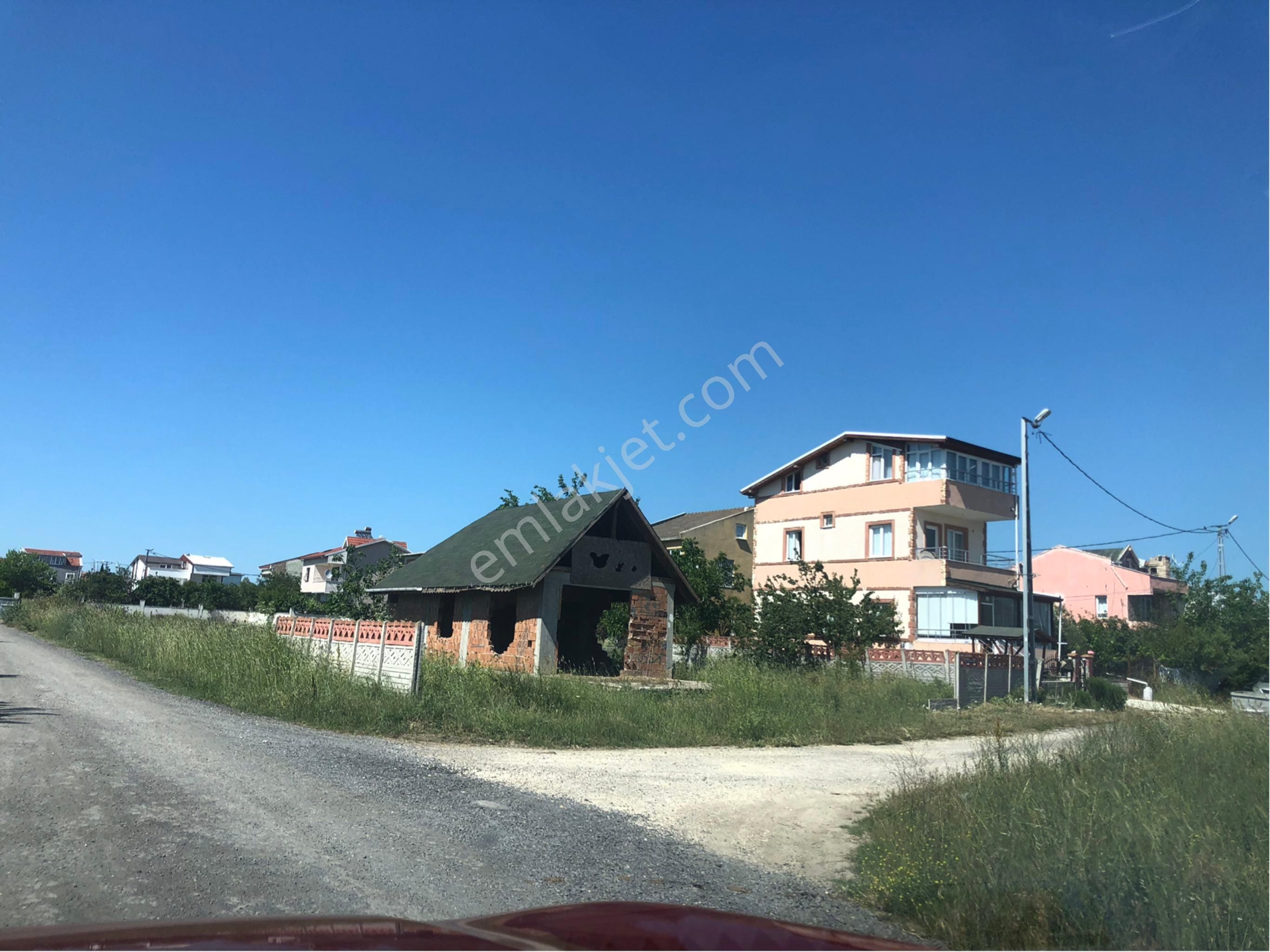 Evrensel Emlaktan Denize Çok Yakın Satılık Köşe Arsa