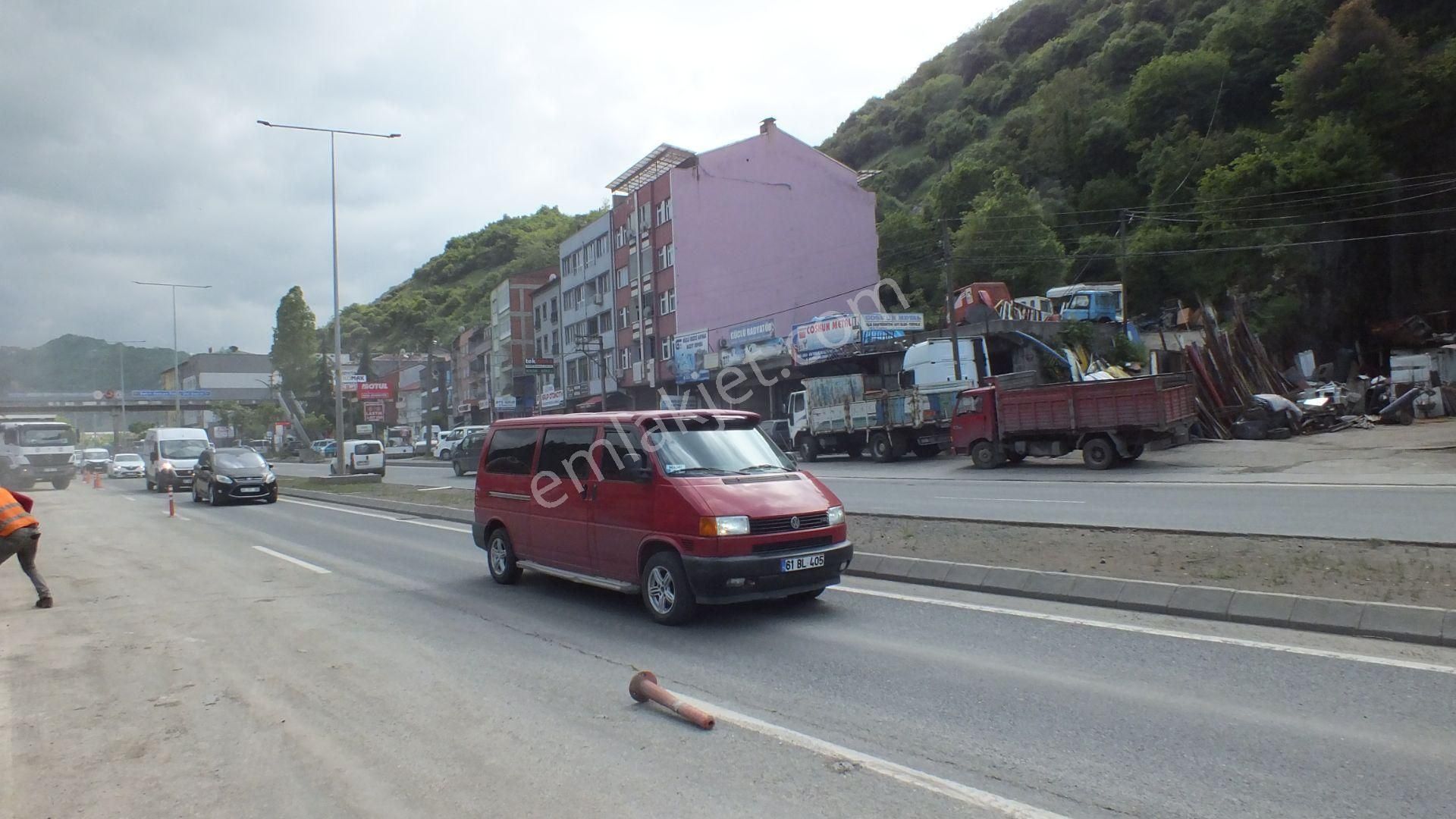 Deliklitaş Cami Yanında Ana Yol Üstü Kiralık 400m2 Arsa