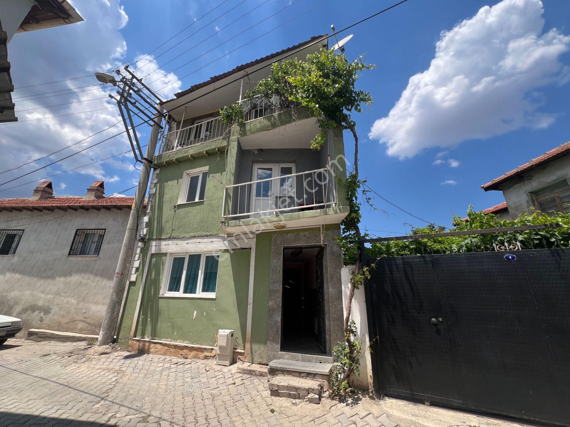 Aliağa Helvacı Merkezde 3 Katlı Satılık Bina