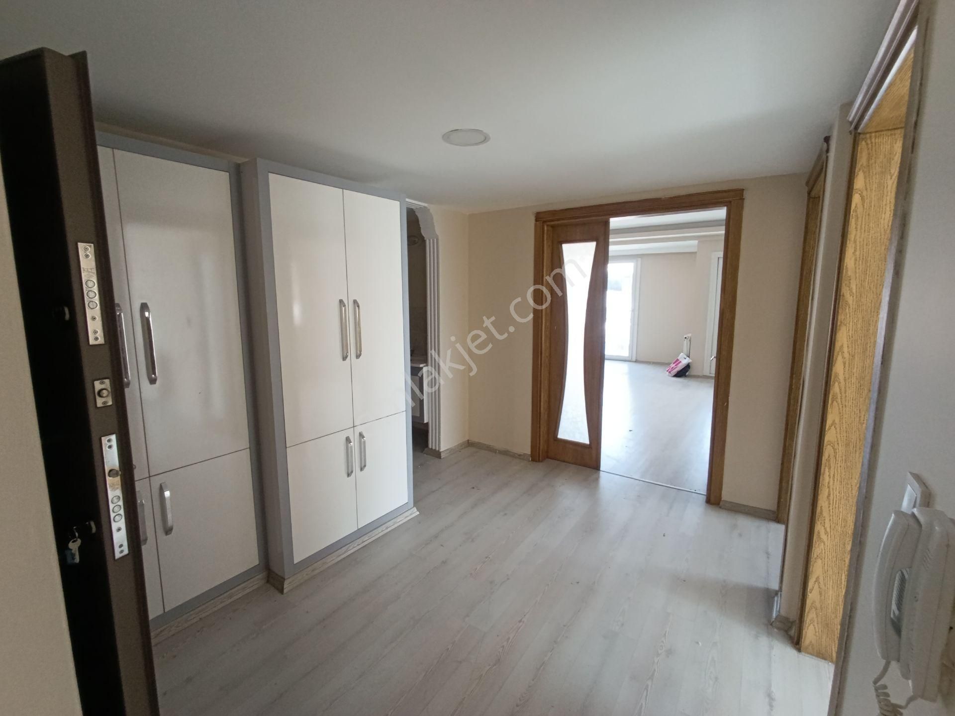 Kiralık Köşe Konumlu Ara Kat Doğal Gazlı Daire...