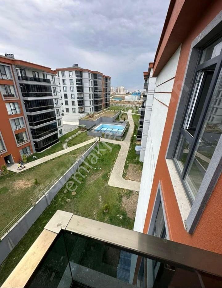 Çerkezköy Tepe Bölgesinde Site İçinde 1+1 Balkonlu Kiralık Daire
