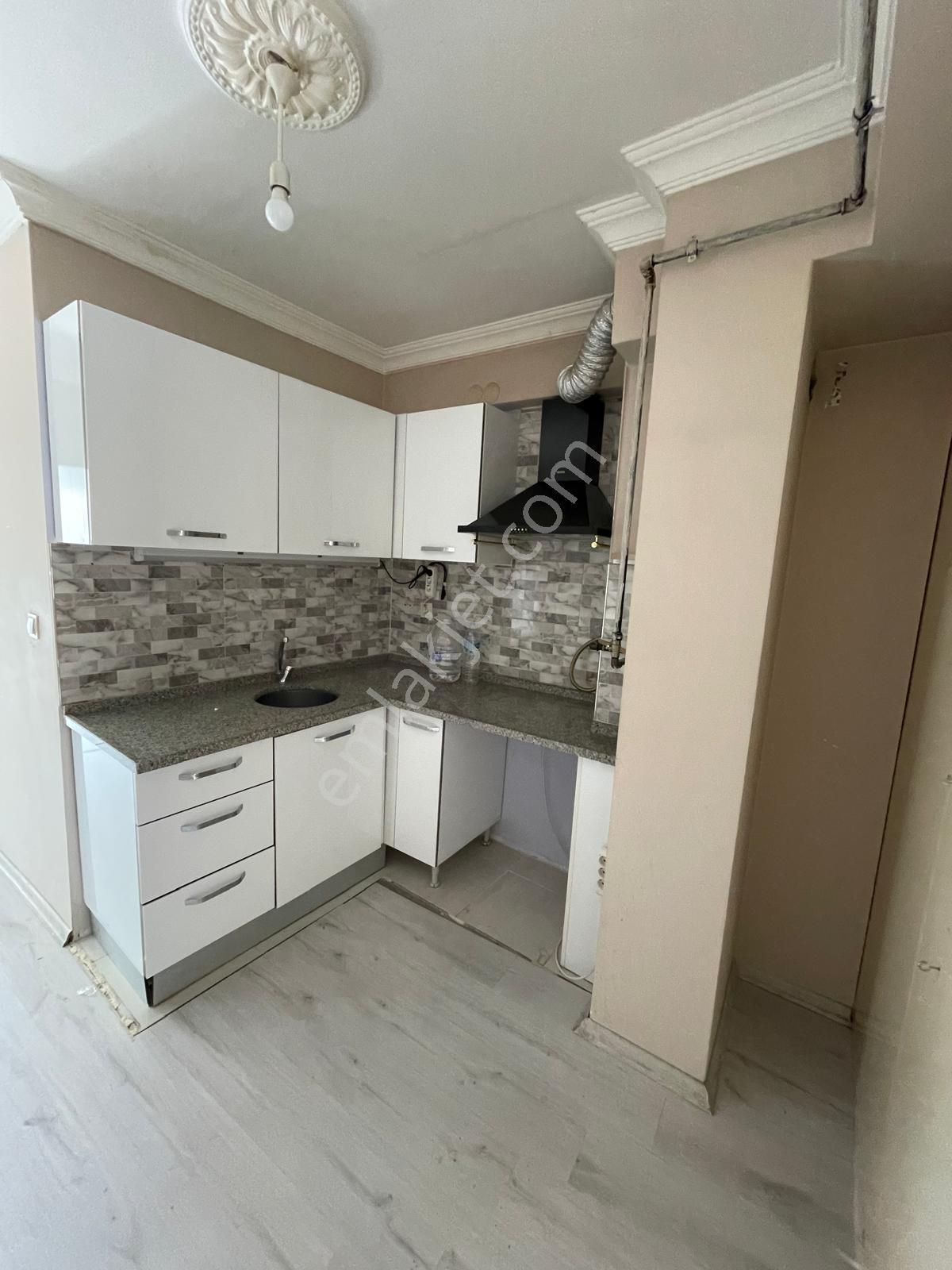 Şura Emlak Dan Emek Mah. Ertaş Cad. Altı Satılık 1+1 Apart