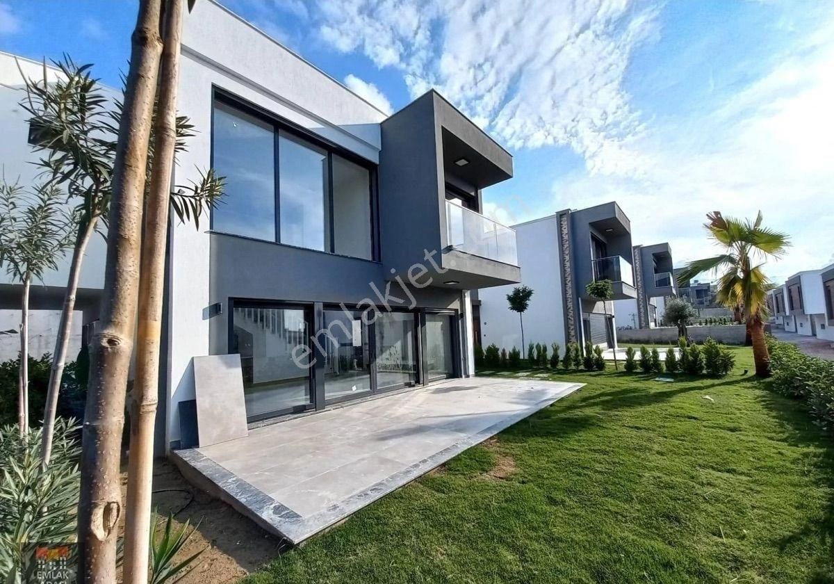Kuşadası Karaovada Denize Yürüme Mesafesinde Satılık 3+1 Villalar