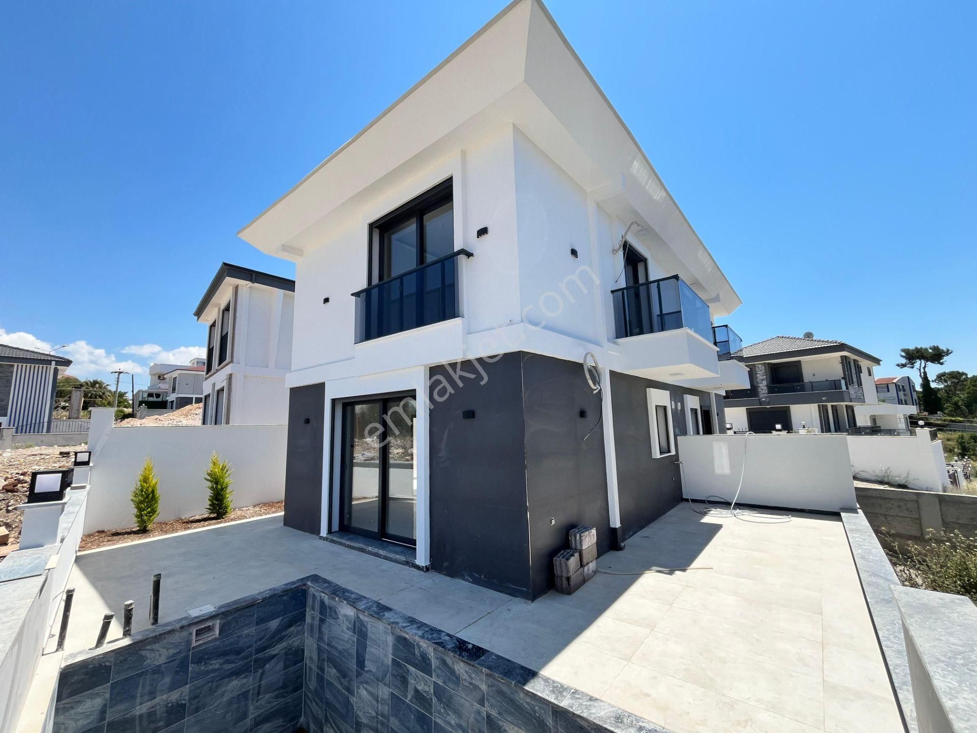 Müstakil Havuzlu Sıfır Villa 2+1 Kısmi Deniz Manzaralı Verandalı