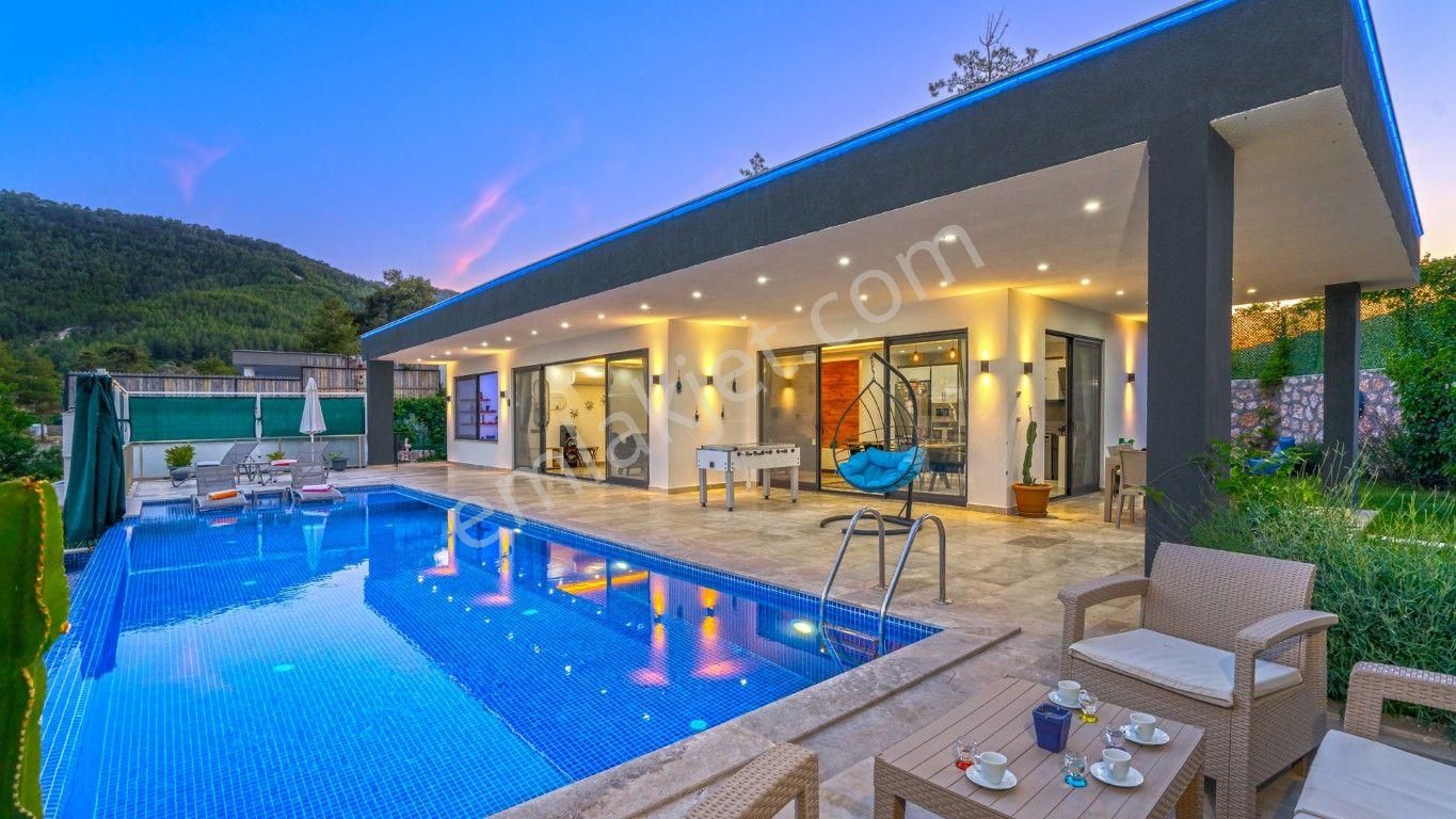 Kaş Sarıbelen'de 4 Kişilik Bahçeli & Özel Havuzlu Muhteşem Villa
