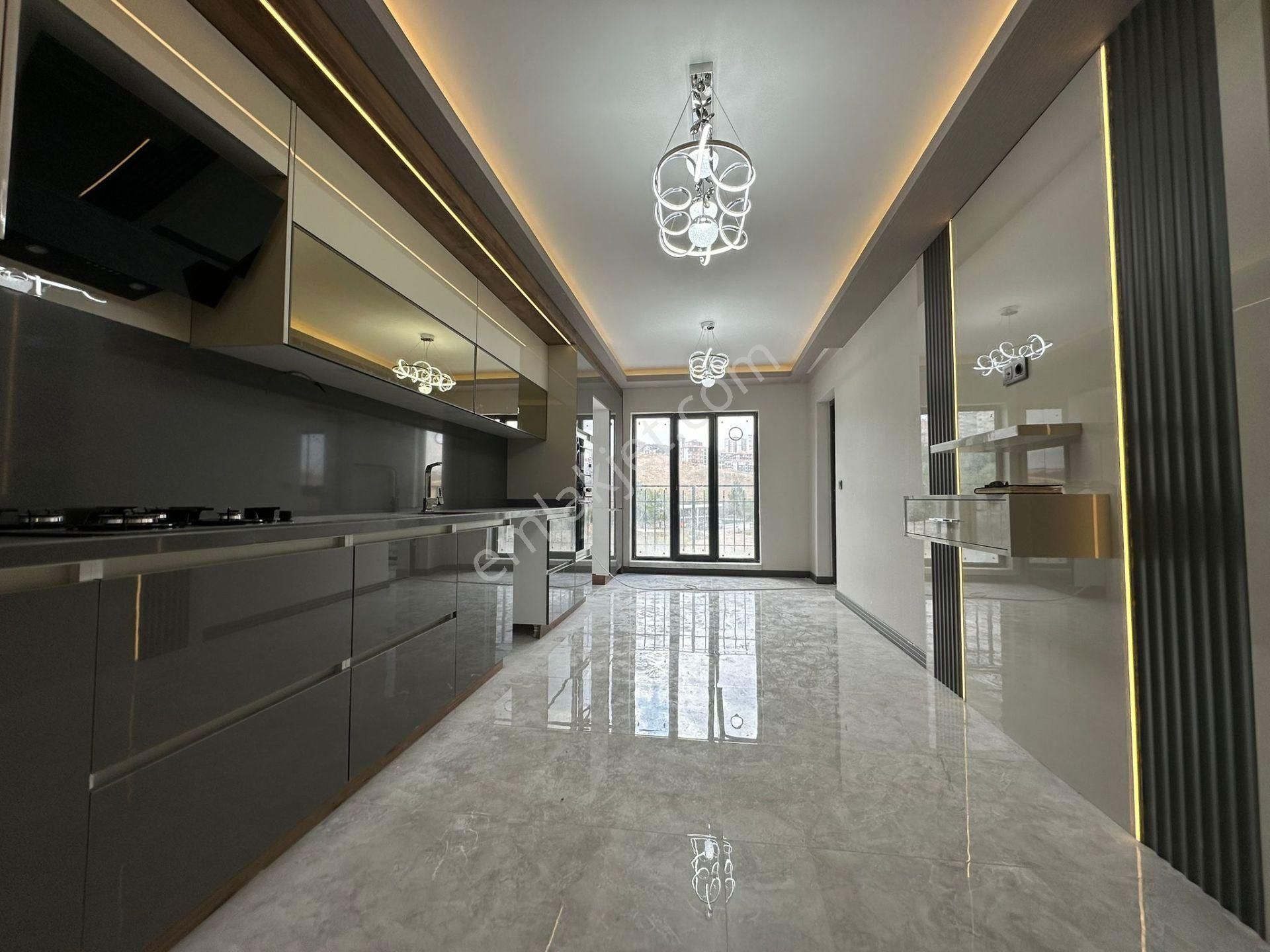 Pursaklar Mehmet Zengin Emlak'tan Park Manzaralı Yerten Isıtmalı Lüks Sitede 11.kat 4+1 Sıfır Daire