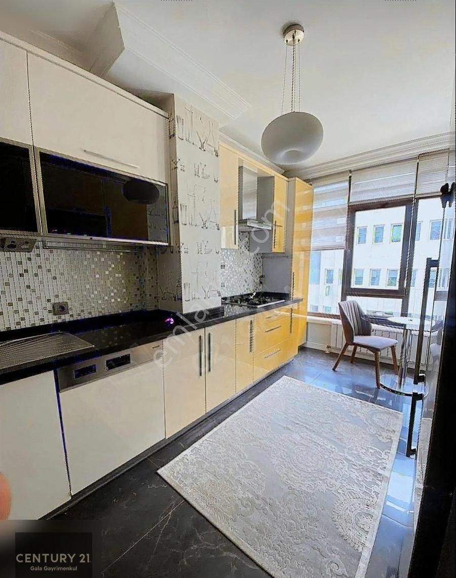 Tunalı Hilmi Caddesi 3+1 Full Yapılı 180m2 Satılık Daire