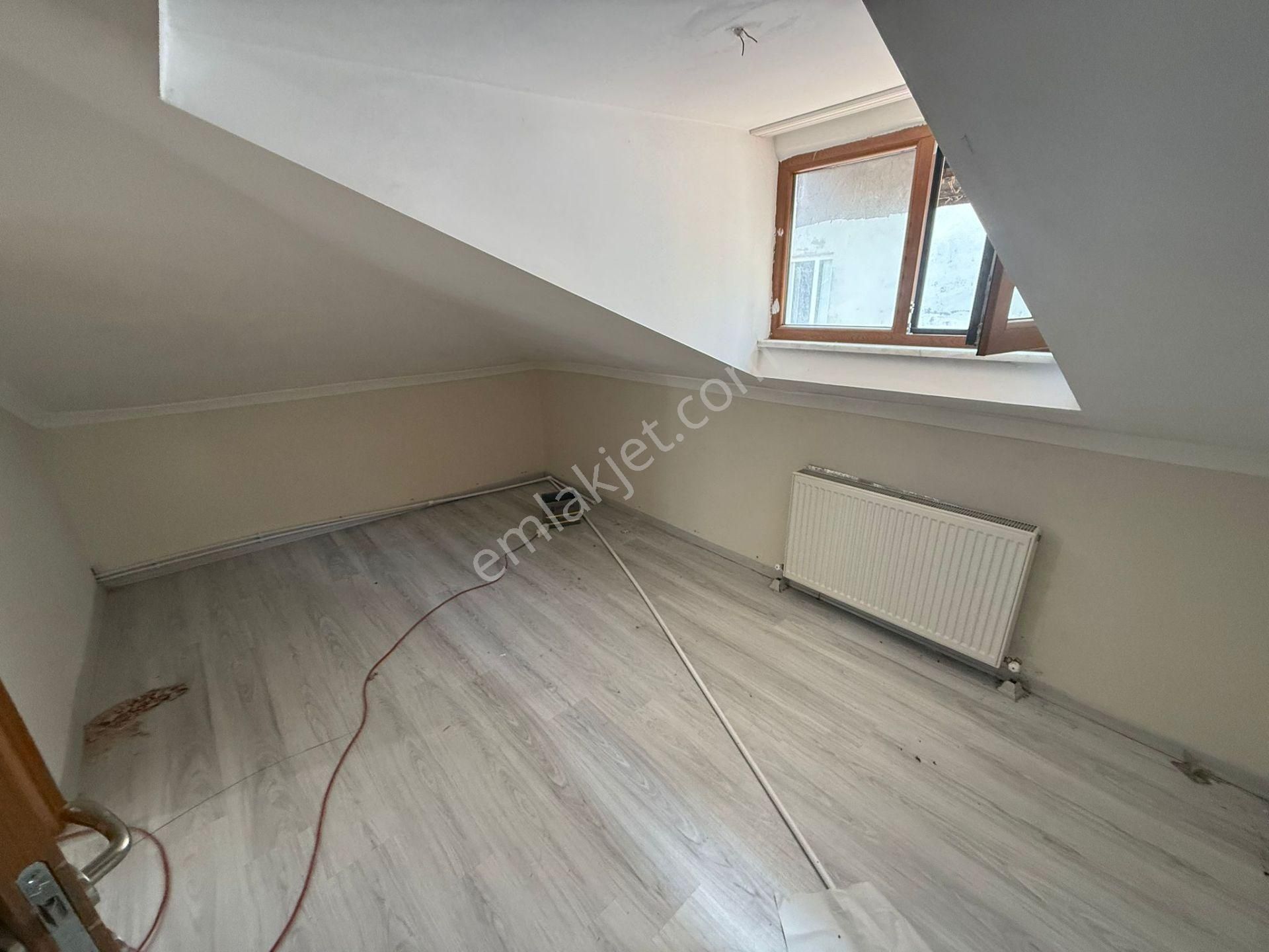 Barış'tan Metrobüse 5 Dak Yürüme Mesafesinde 1+1 Kiralık Teras