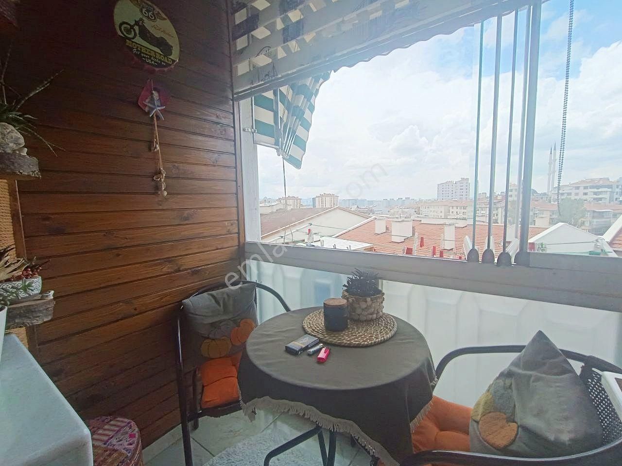 Yüksek Kredili Merkezde Ara Kat Masrafsız Balkonlu 3+1 Satılık
