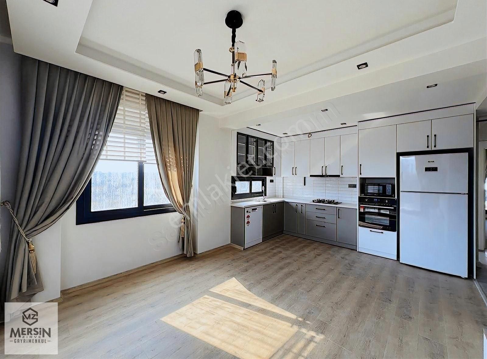 Mezitli 75 Yıl Mahallesin^de Havuzlu Site İçi Satılık 2+1 Daire