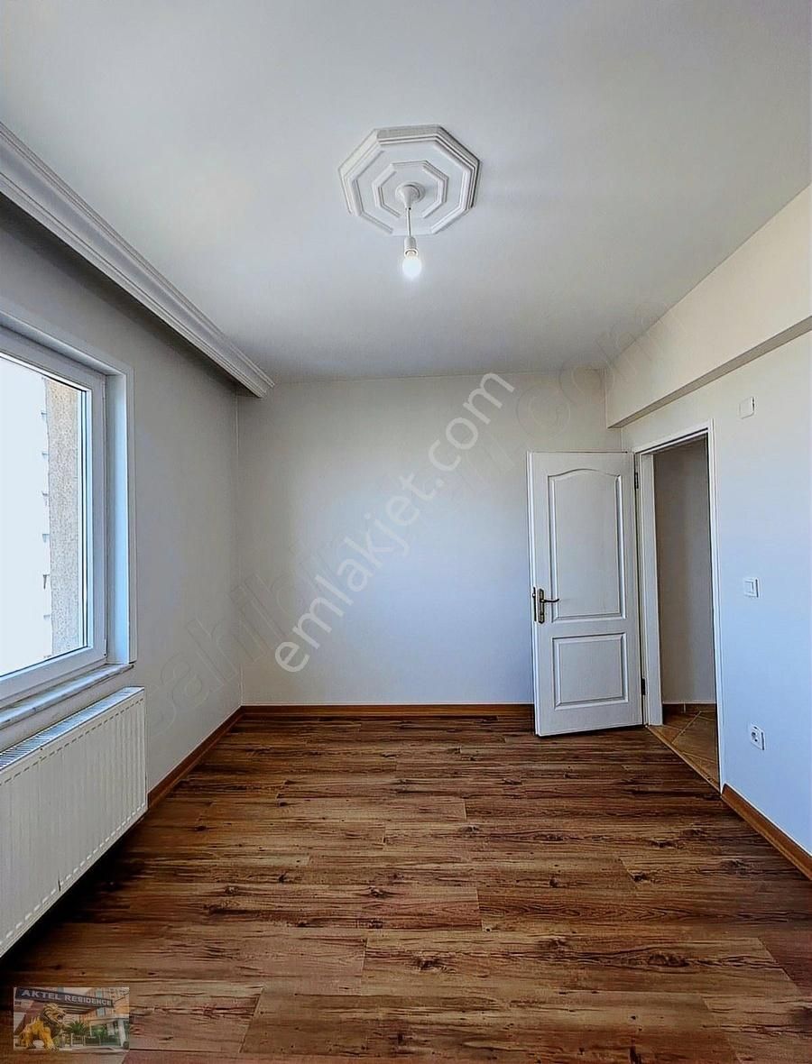 Yeşilkent 2 Sitesinde Göl Manzaralı 3+1 Satılık Daire