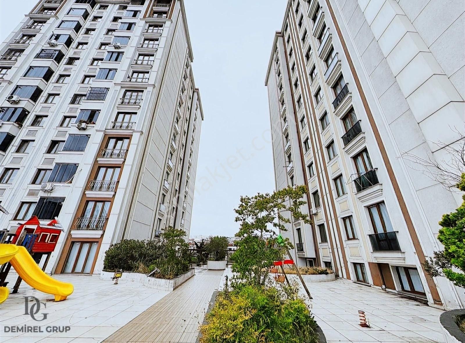 Metrobüse Yakın Cadde Üzeri Güvenlikli Site İçi Lüks 3+1 Daire
