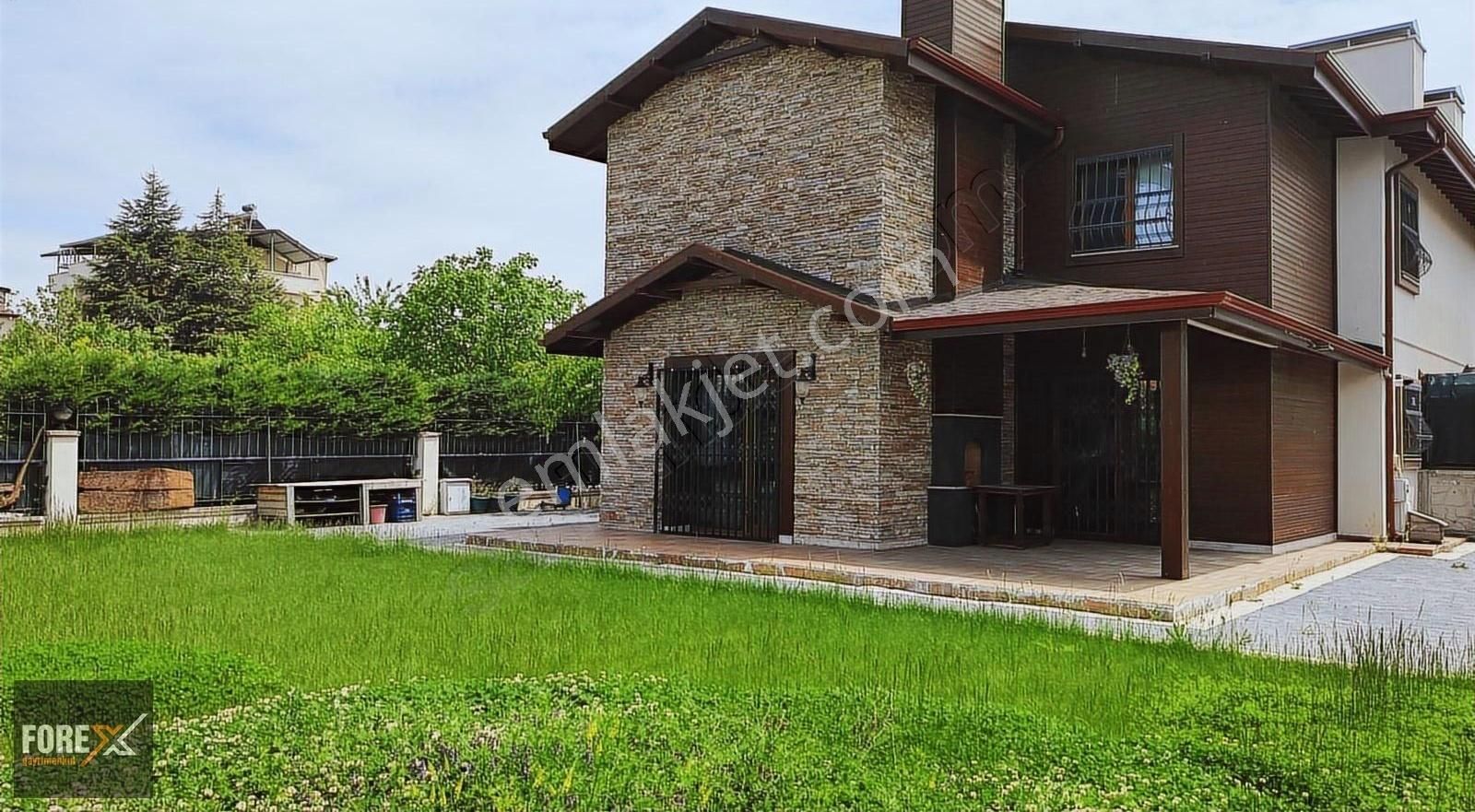Talas Yukarı Mahallede Kısa Süre Oturulmuş Satılık 3+1 Villa
