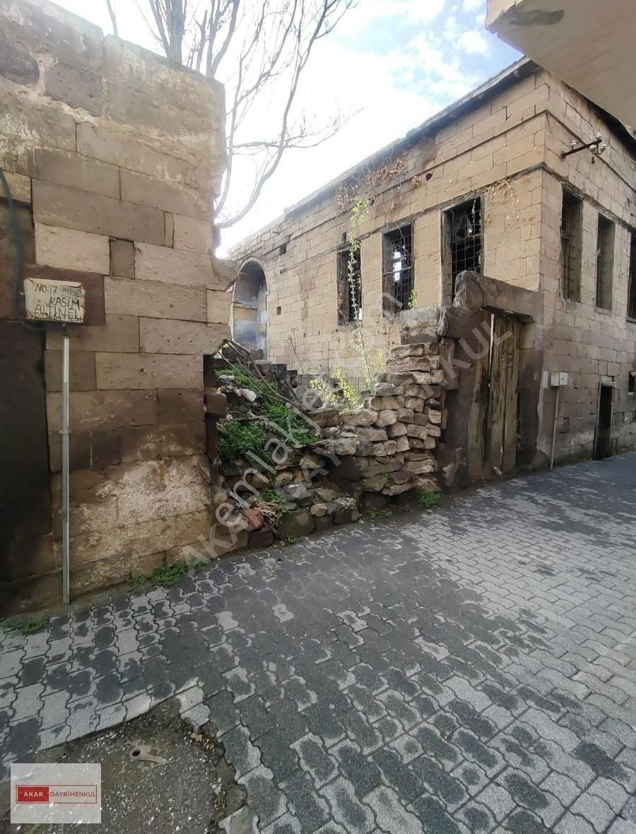 Akar Gyo'dan Restorasyonluk Mükemmel Lokasyonda Tarihi Ev