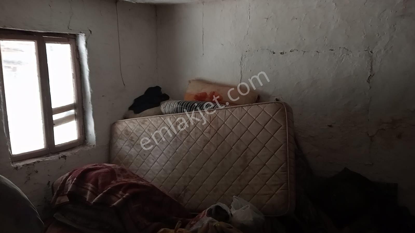 Bergama Çeltikçi Mahallesinde Geniş Bahçeli Avlulu Kargır Ev - Görsel 9