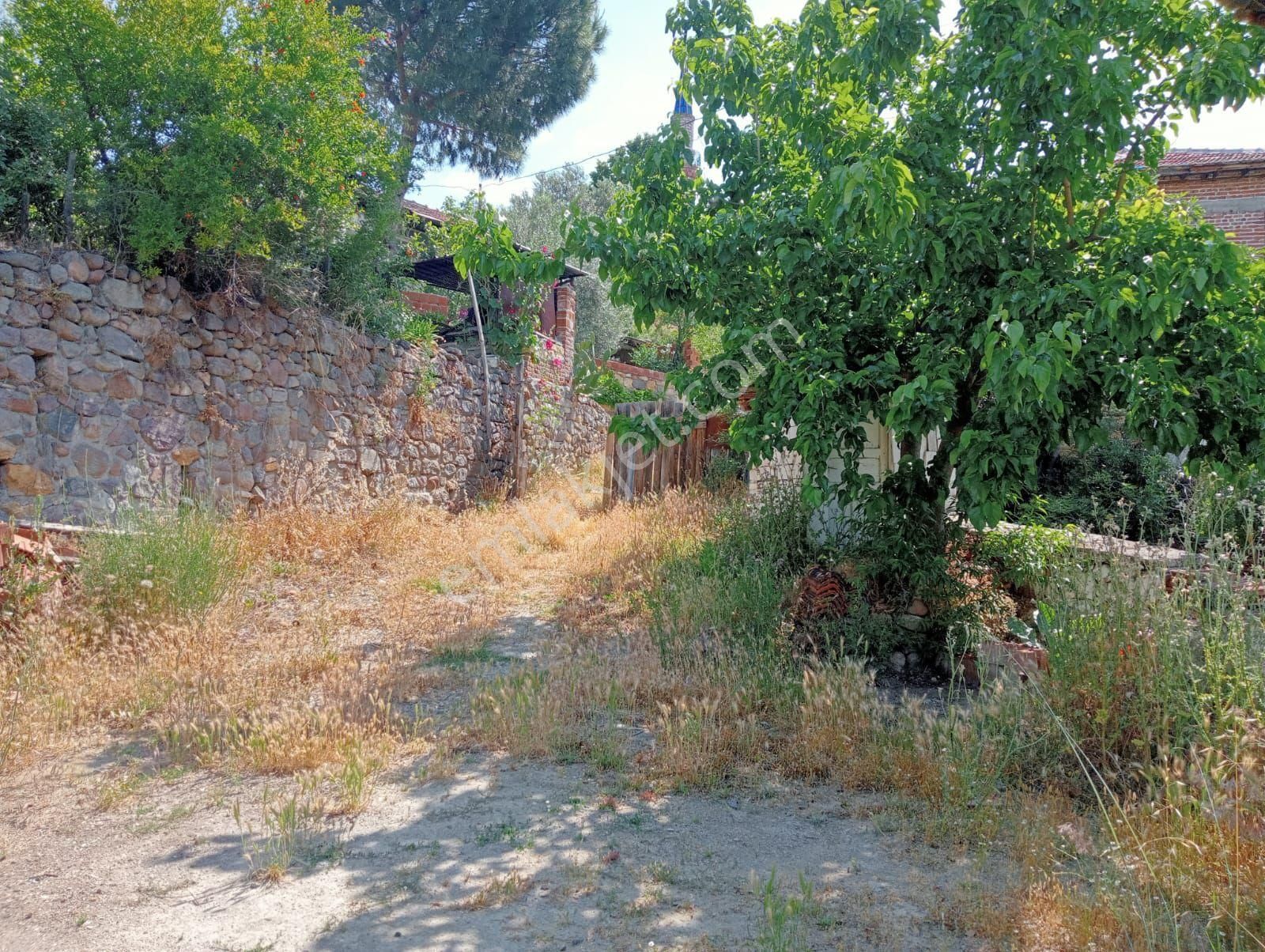 Bergama Çeltikçi Mahallesinde Geniş Bahçeli Avlulu Kargır Ev - Görsel 12