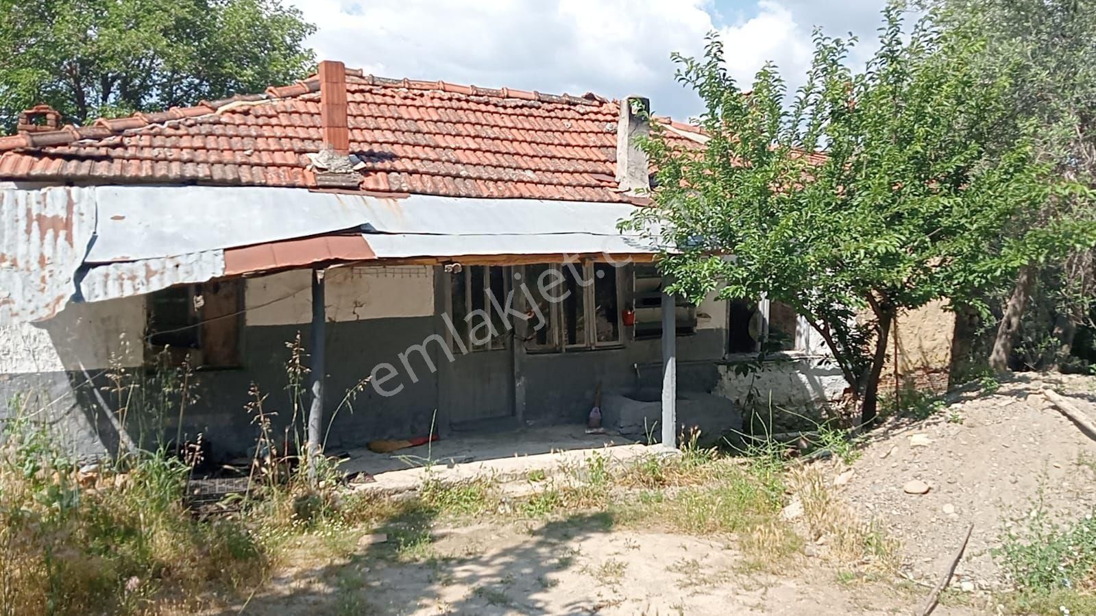 Bergama Çeltikçi Mahallesinde Geniş Bahçeli Avlulu Kargır Ev - Görsel 2