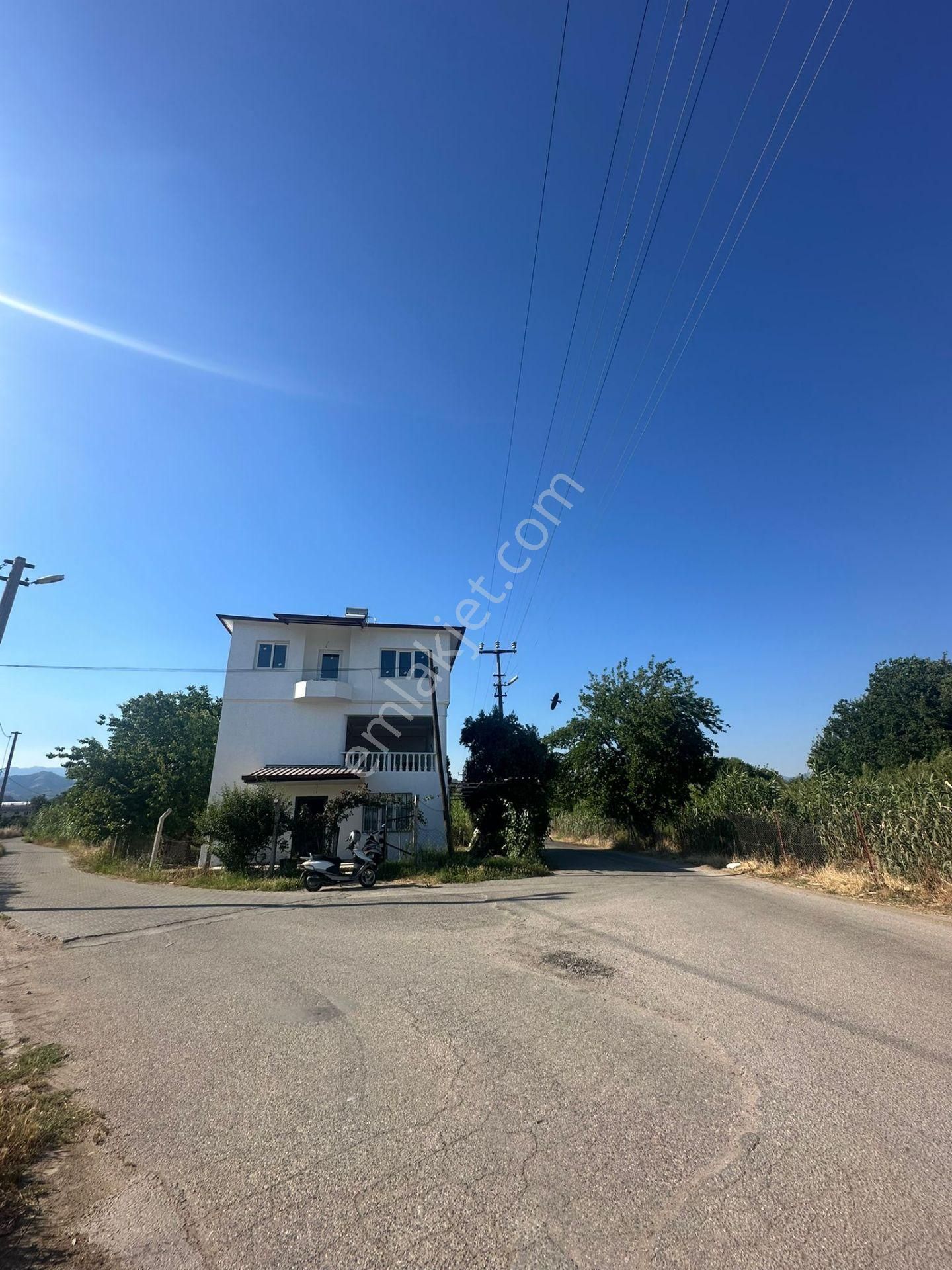 Uğur Soğutma Alt Tarafında Satılık 3 Katlı Müstakil Bina