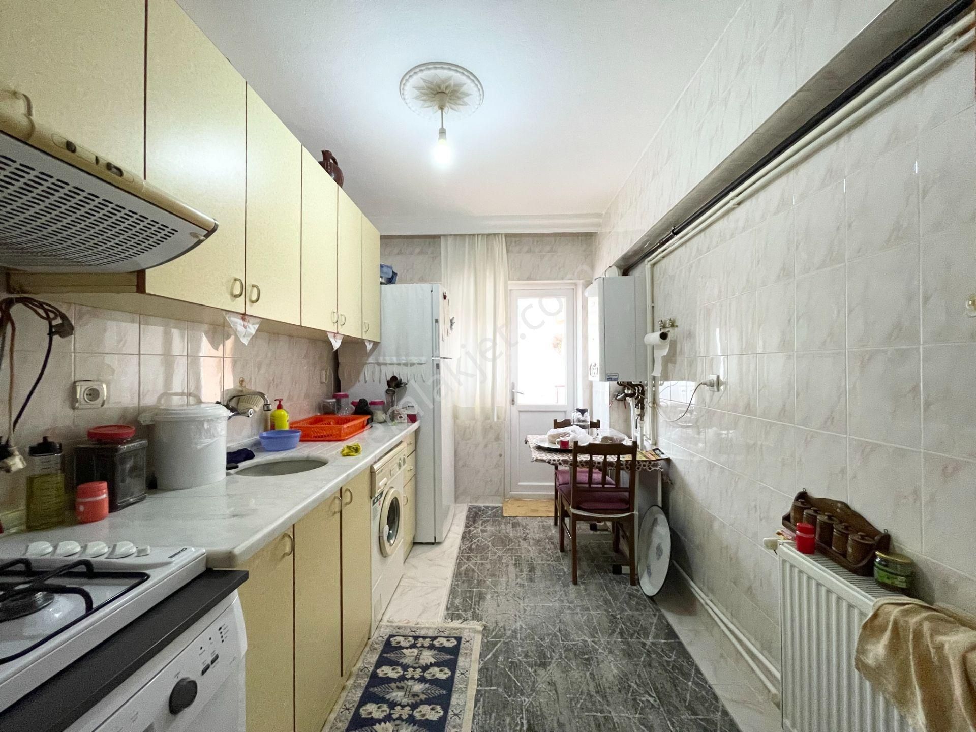 Kalecik Emlak'tan Salı Pazarı Yakını Yalıtımlı Katta 3+1 Daire