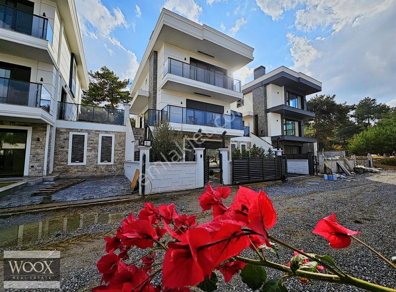 Kuşadası Davutlarda 3 Katlı Özel Havuzlu Lüks Villa