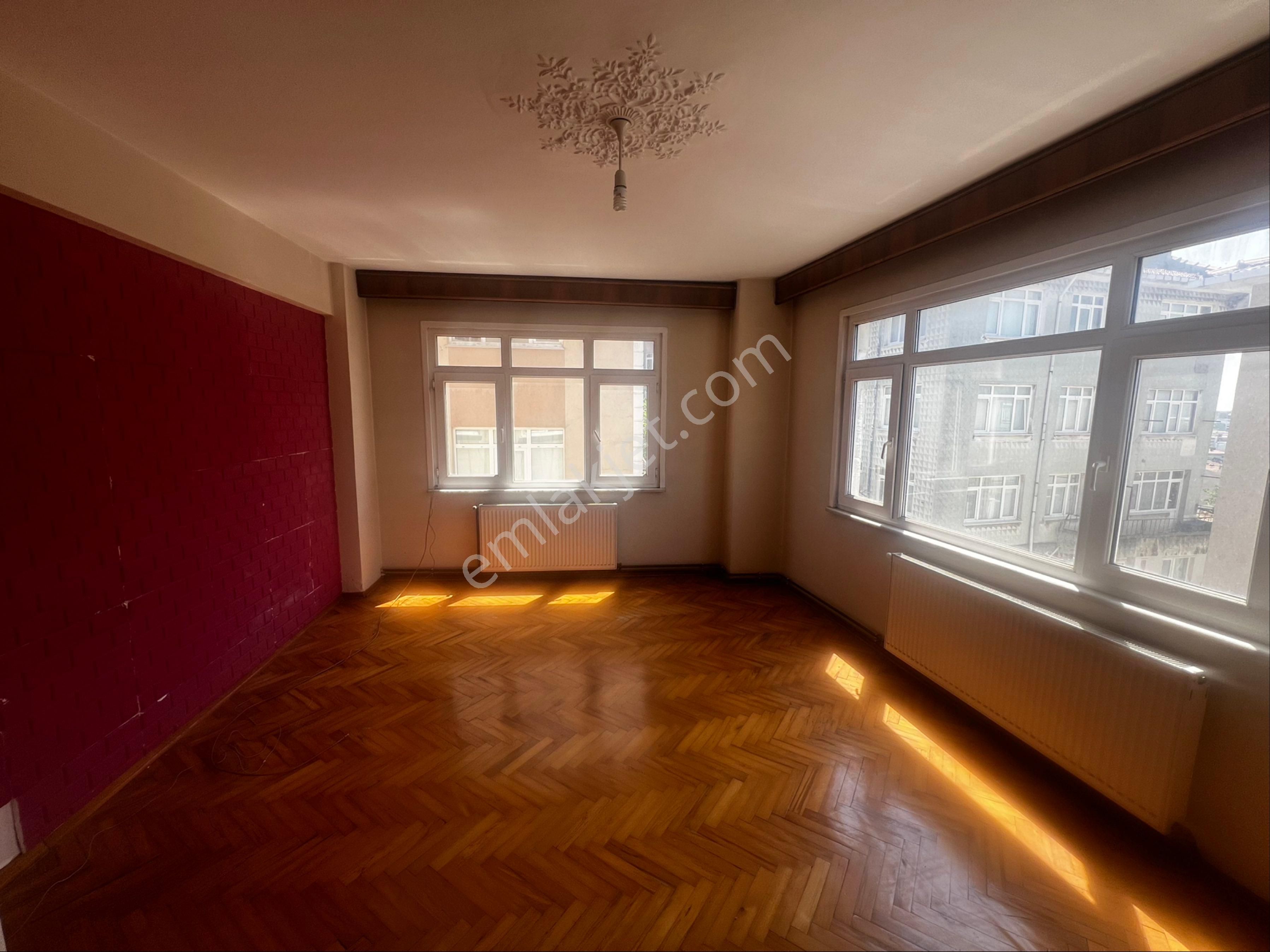 Naz Emlaktan Üsküdar Merkeze Yakın 3+1 Kiralık Daire