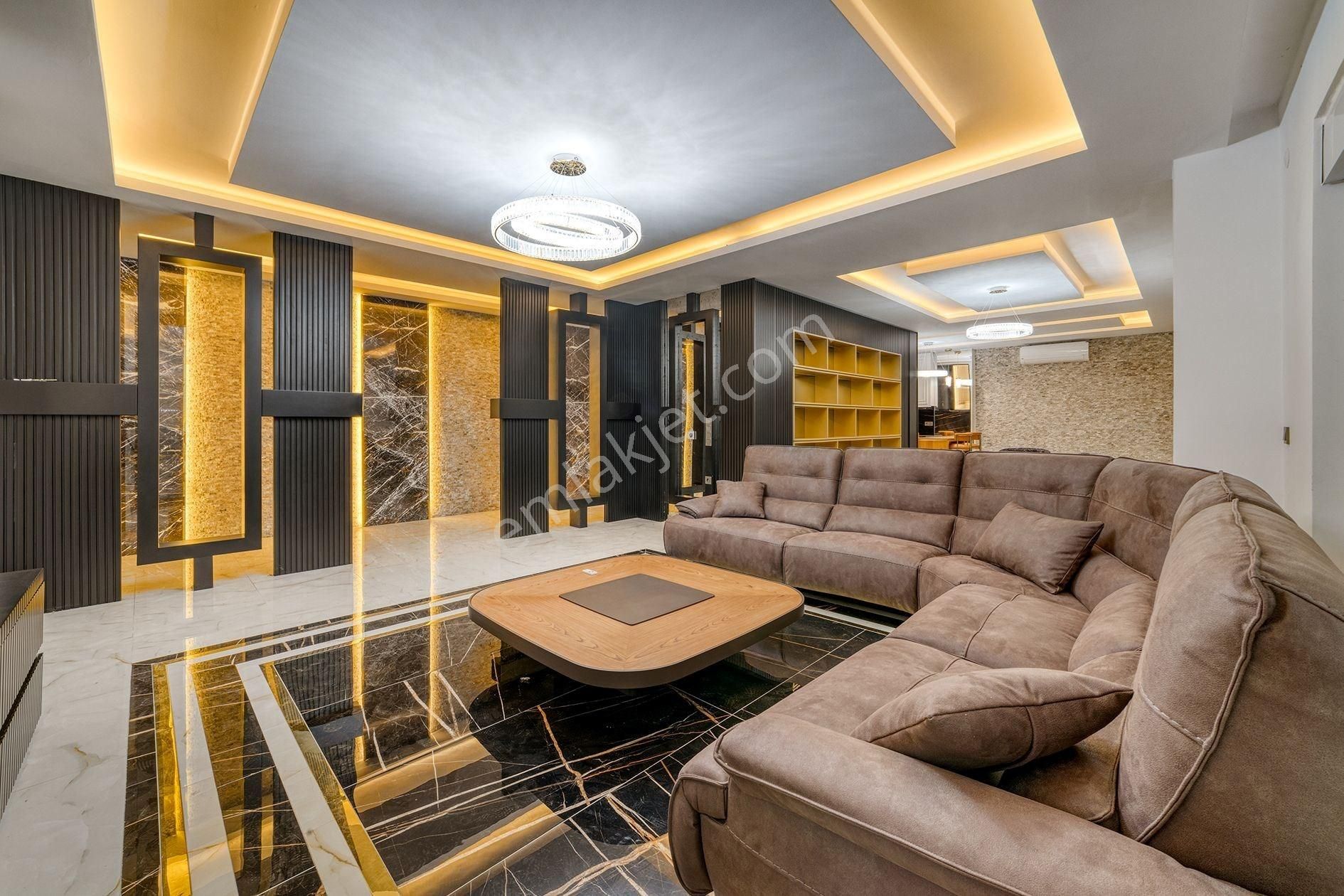 Alanya Tepe Bölgesinde Hayalinizdeki Lüks Triplex Villa