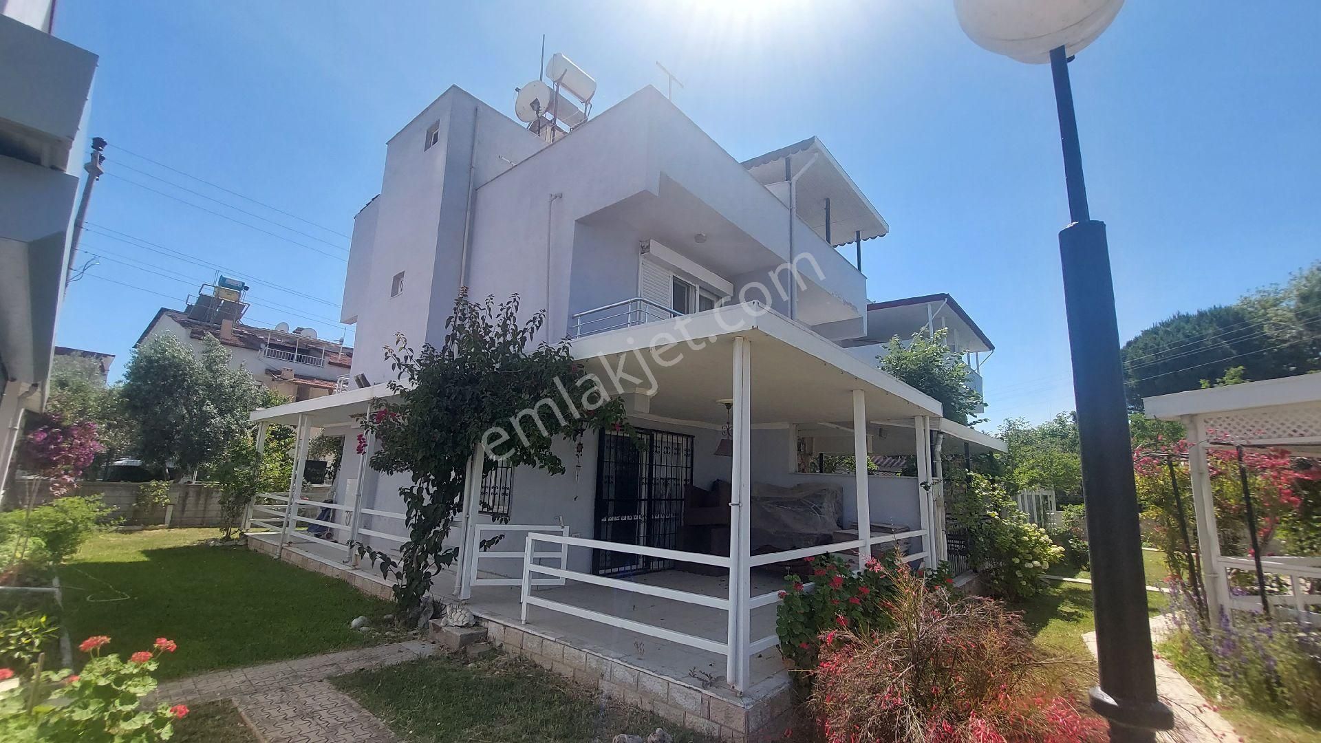 Kuşadası Sahil Sitelerinde Denize Yakın Havuzlu Sitede 3+1 İkiz Triplex