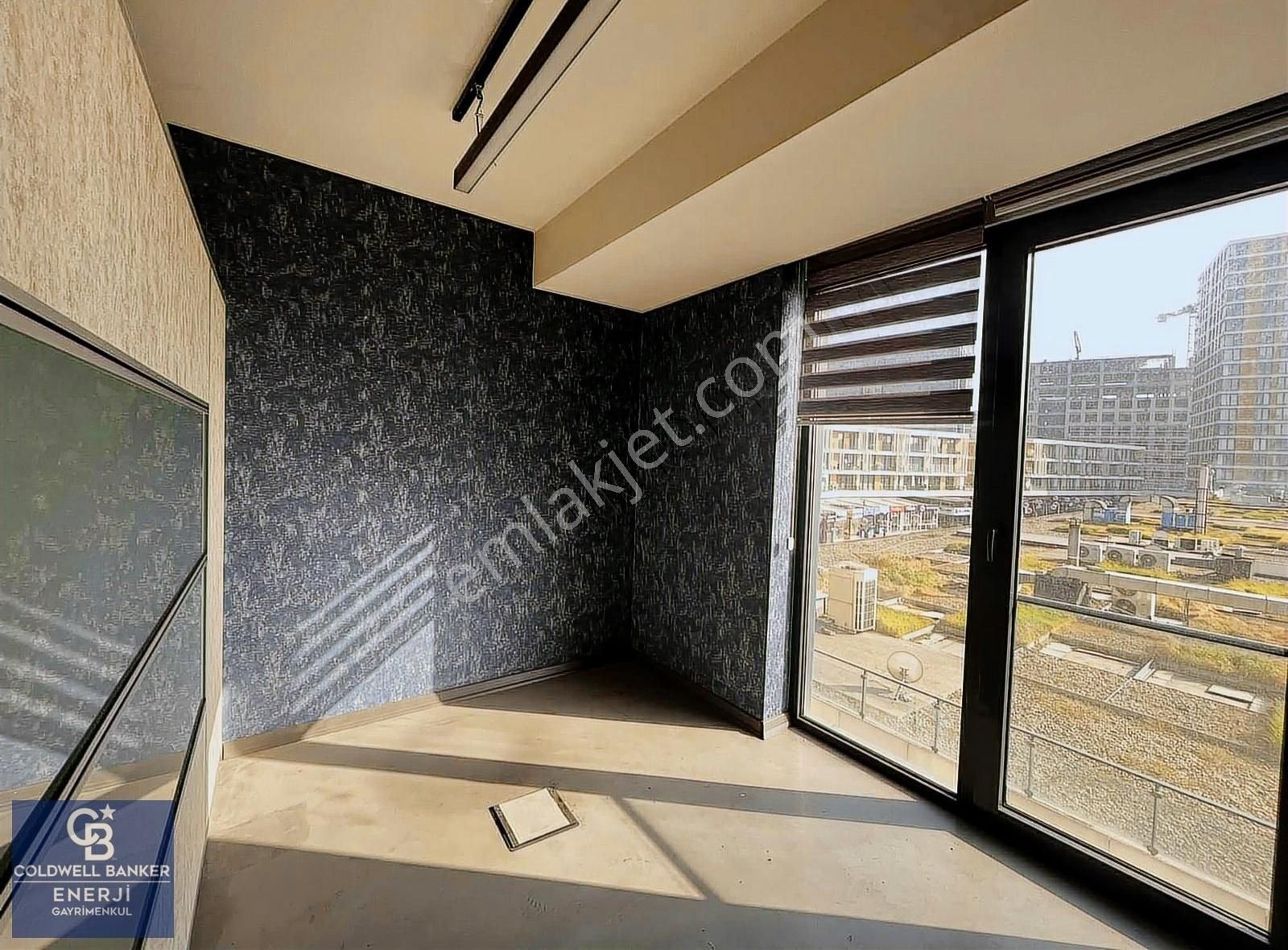 Bahçelievler İstwest'te Satılık E5 Cephe Ofis