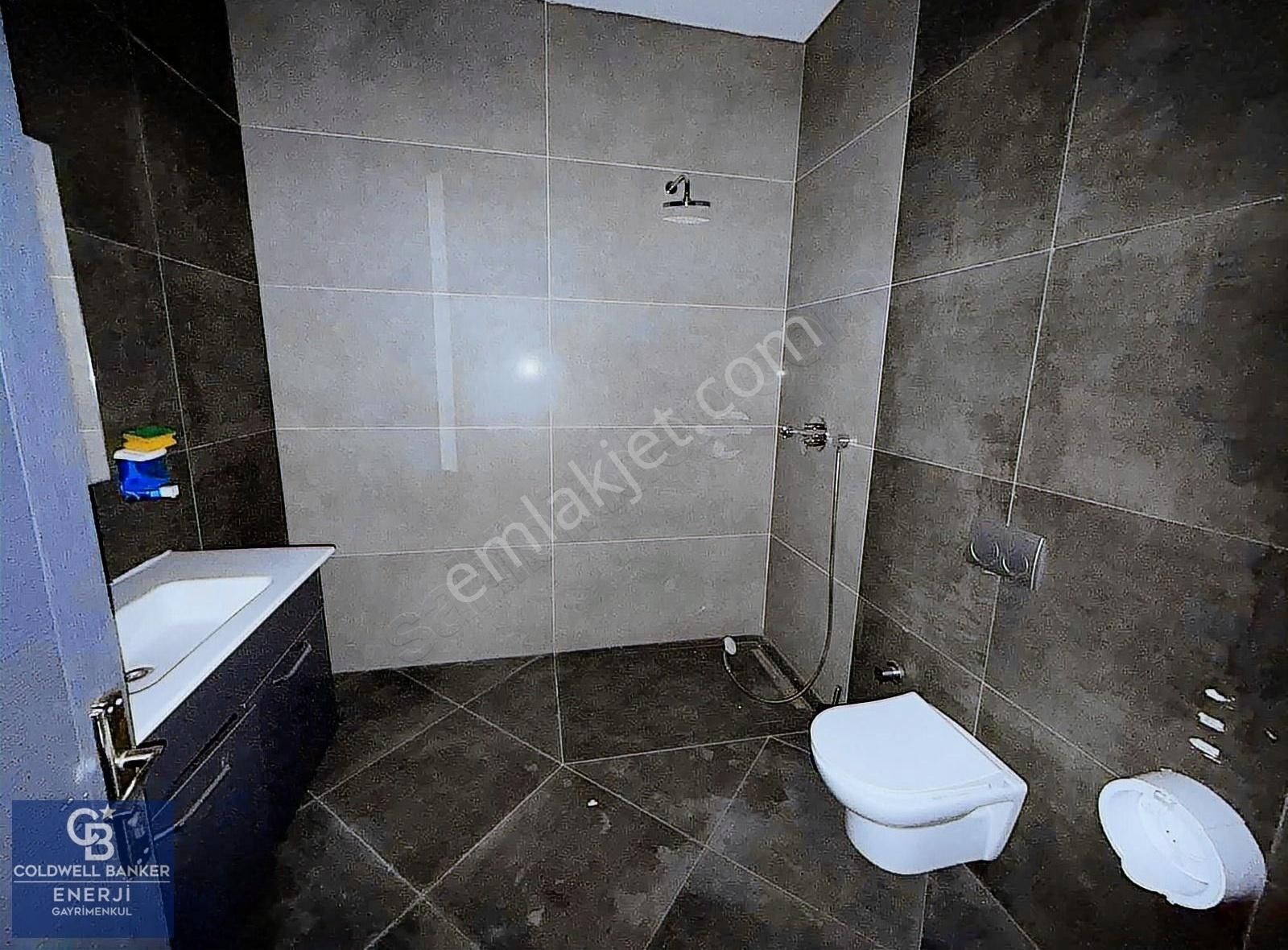 Avcılar E-5 100 M. Mesafede Kiralık Komple Plaza Katı 1500 M2