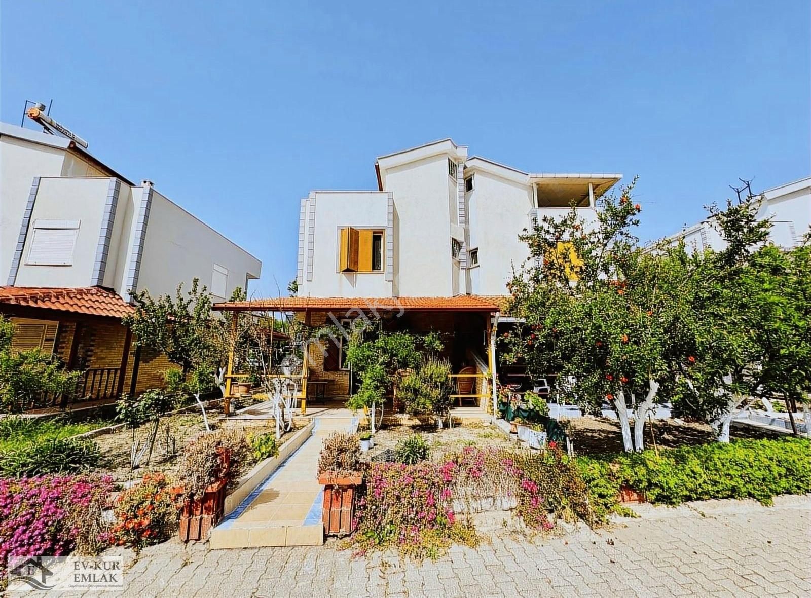 Ev-kur Emlaktan Kuşadası Güzelçamlı'da Ortak Havuzlu 4+1 Villa