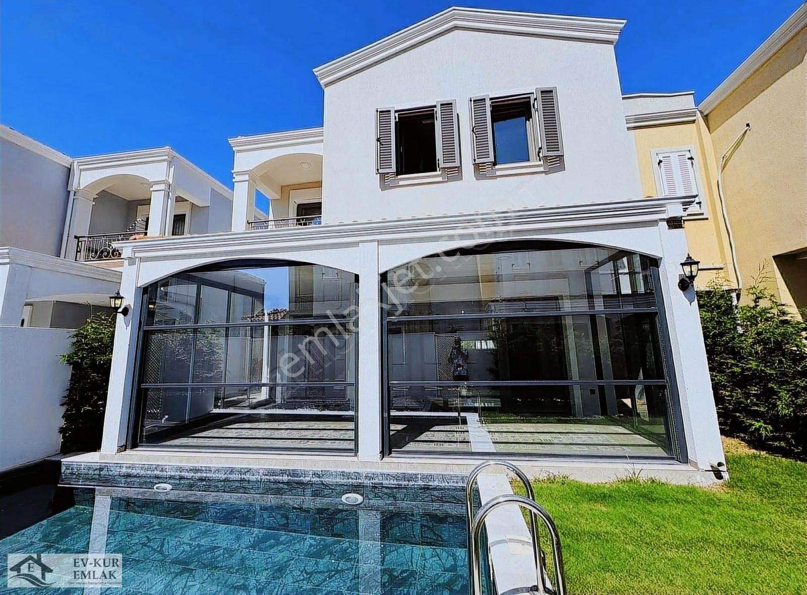Ev-kur Emlaktan Kuşadası'nda Özel Havuzlu Doğalgazlı 4+1 Villa